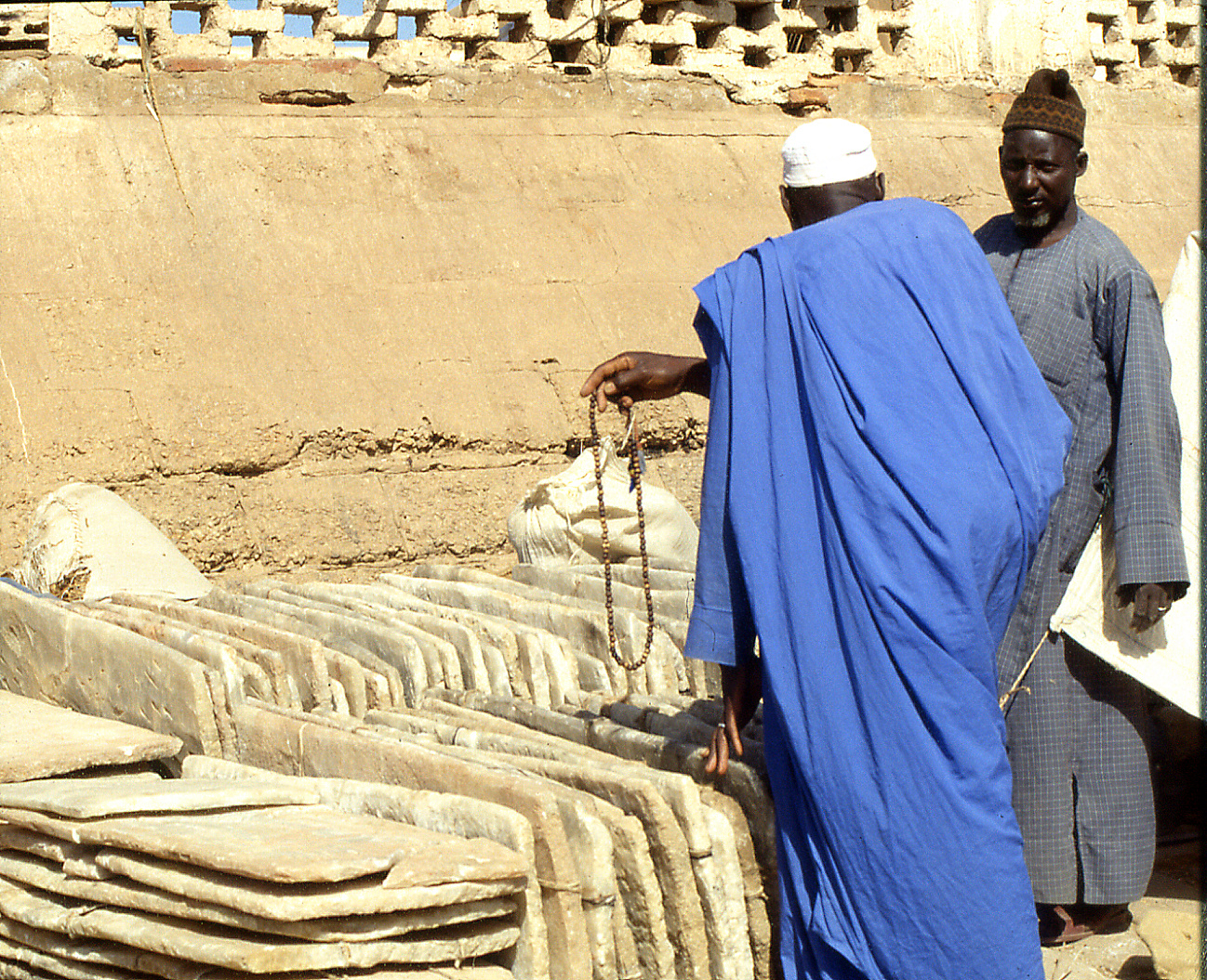 Seller salt- on Niger - Mali - 1991