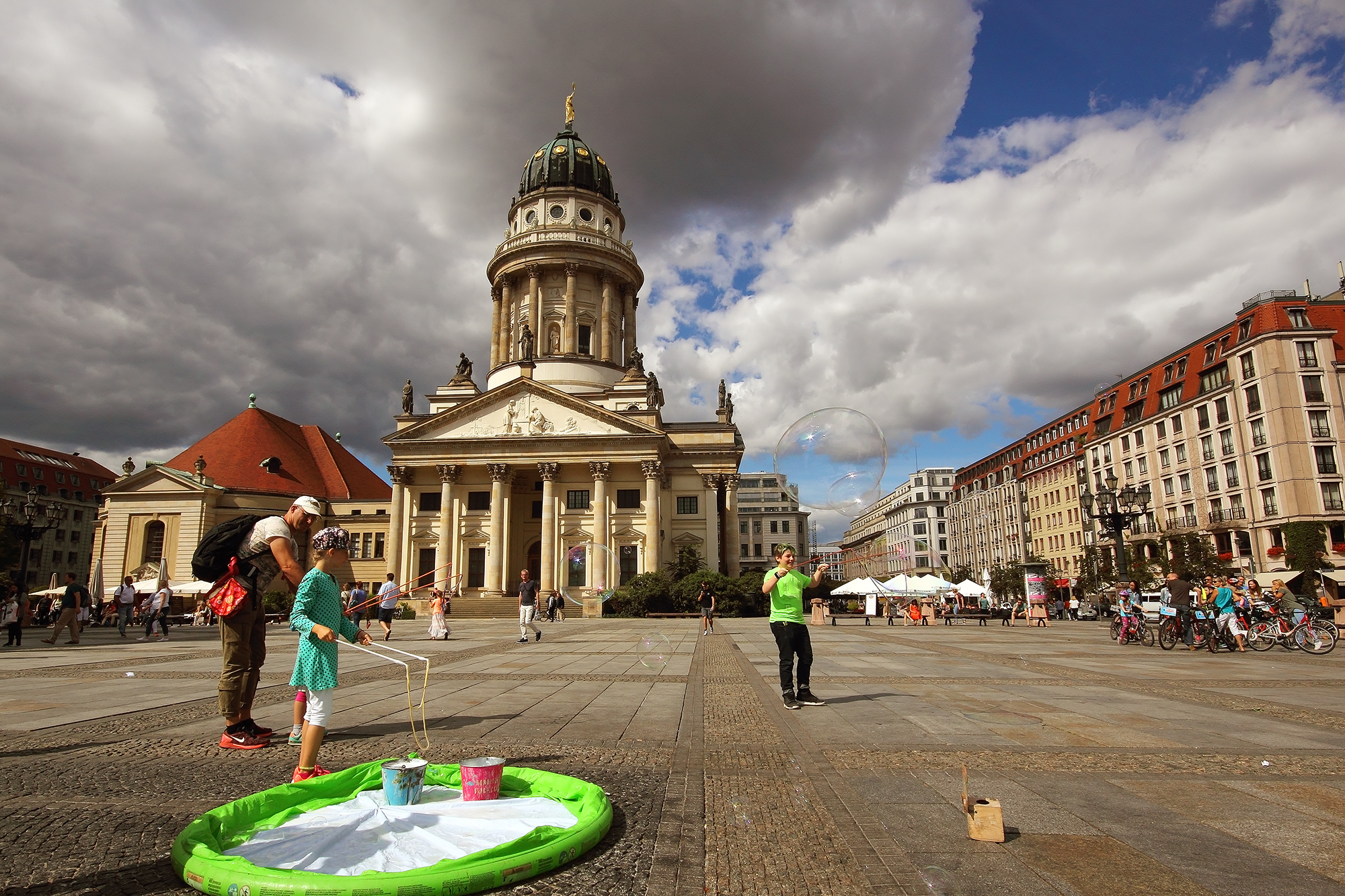 Games with bubbles in Gendarmenmarkt
