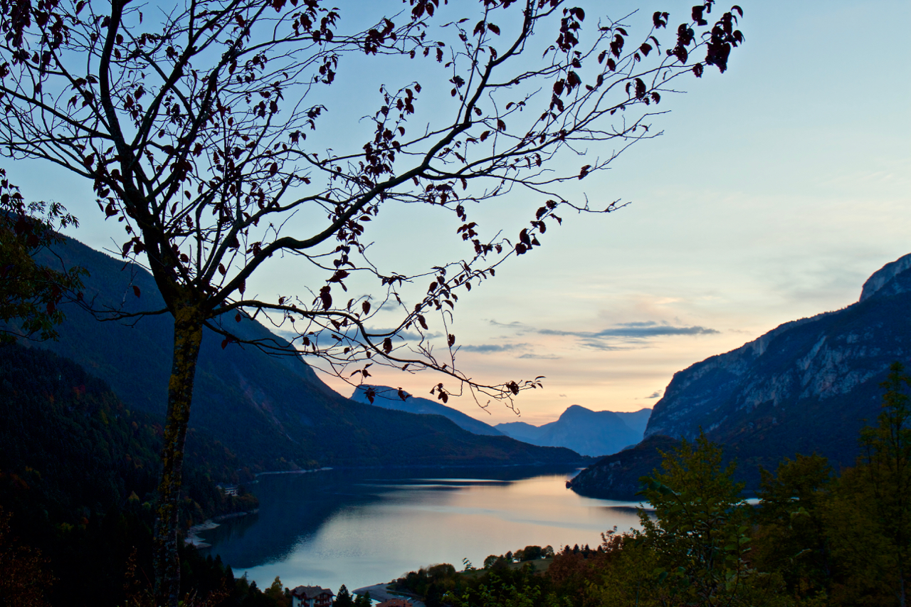 Lago di Molveno (tn), ultime luci.