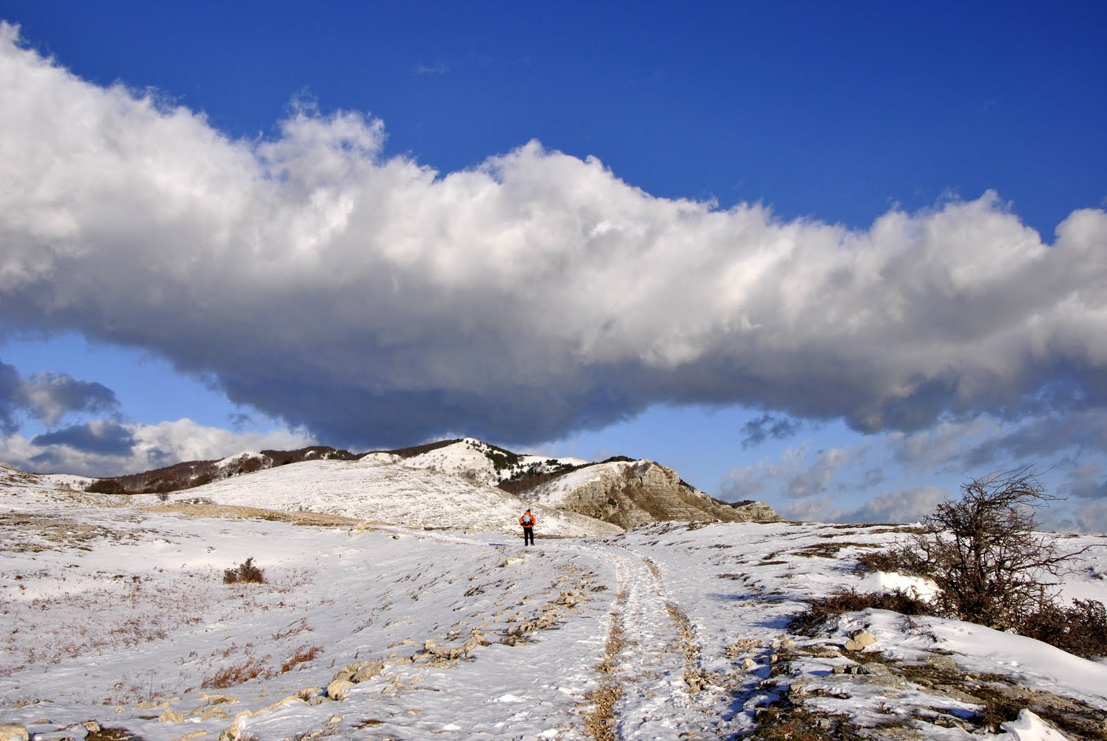 Nuvola freccia... Monti Aurunci innevati...