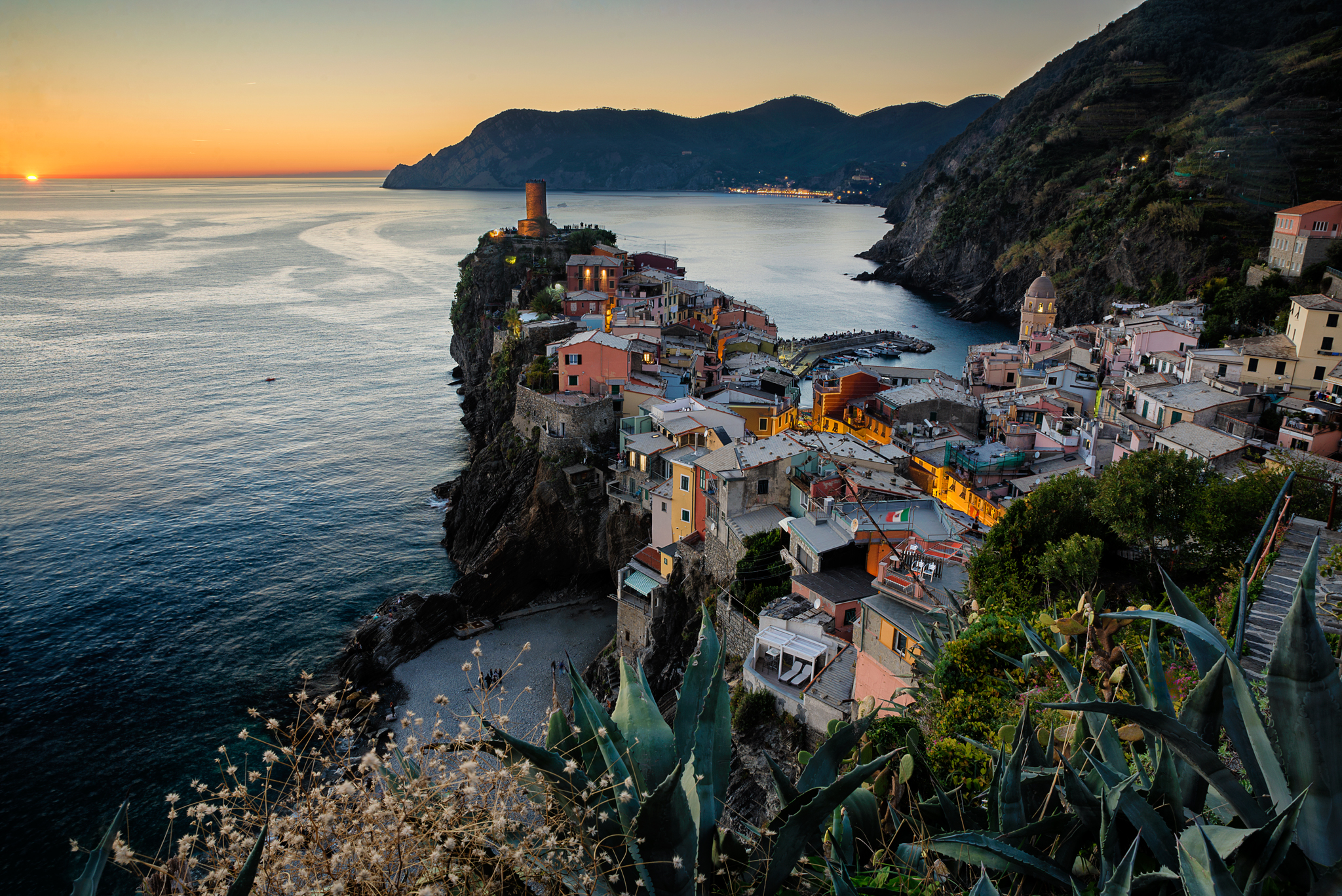 Vernazza congelata in un tramonto