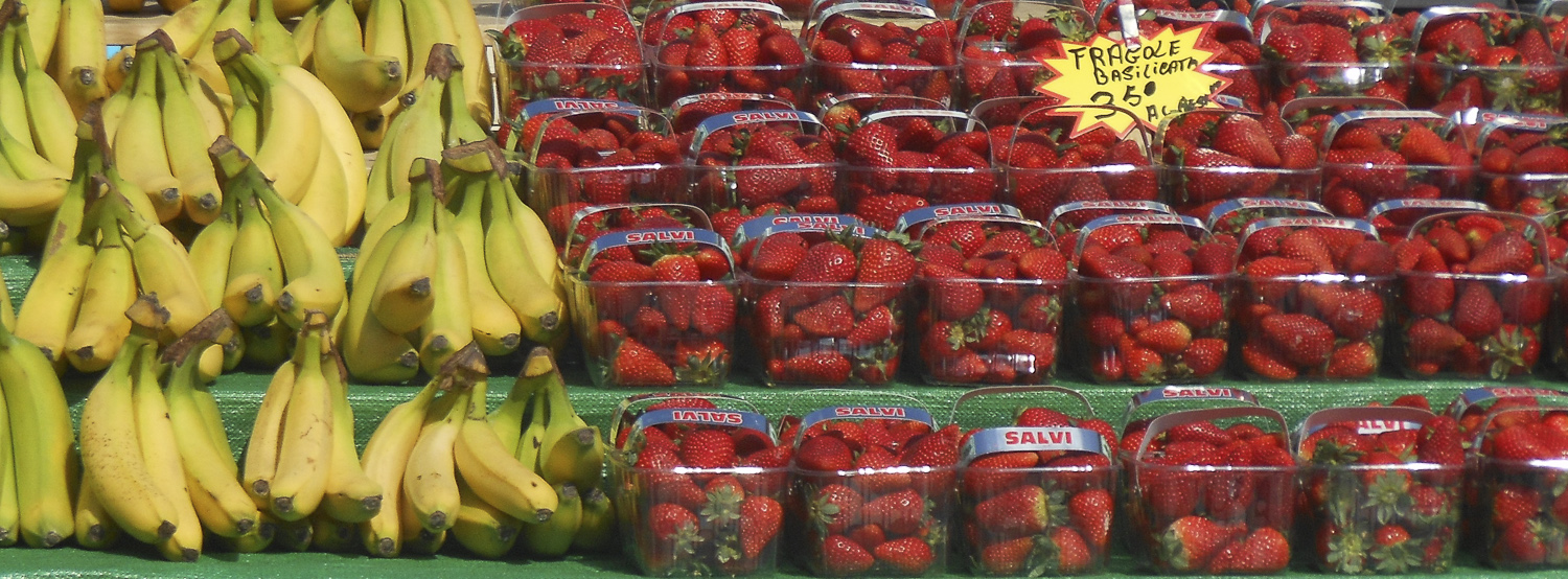 macedonia di banane e fragole in salsa verde