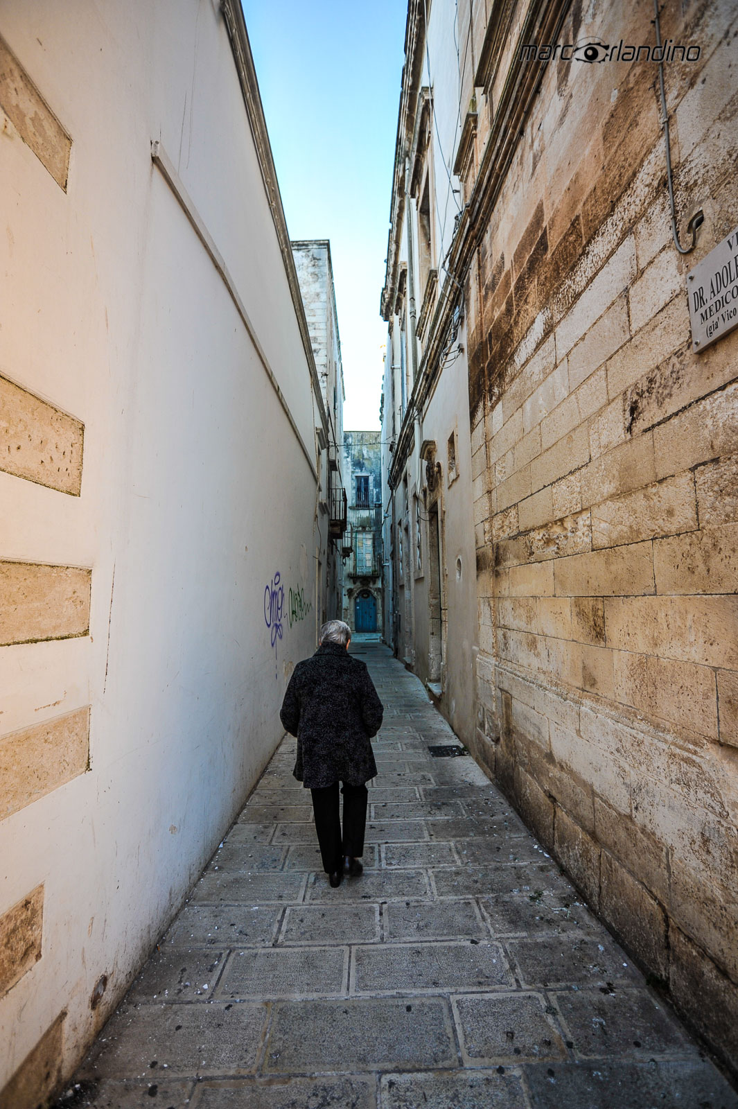 verso la vecchia porta