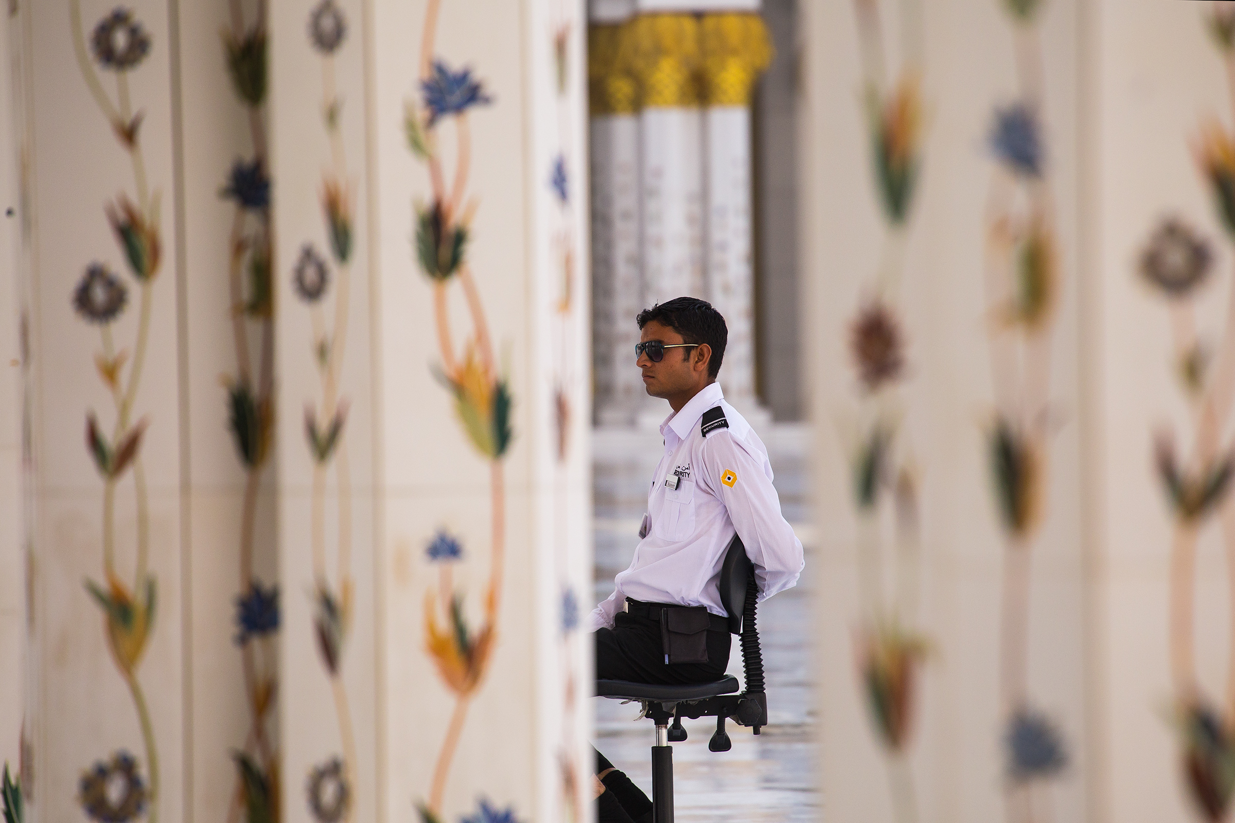 Sorvegliante nella Moschea Sheikh Zayed Abu Dhabi