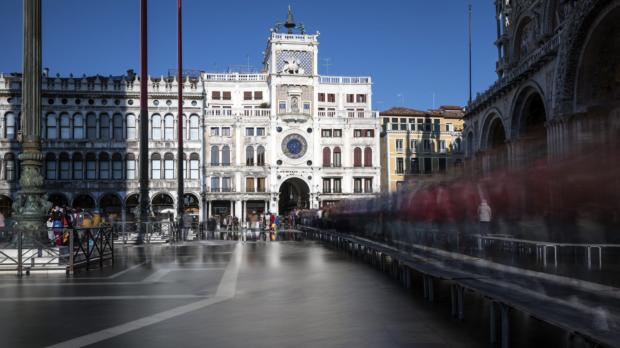 Venezia acqua alta passerelle..
