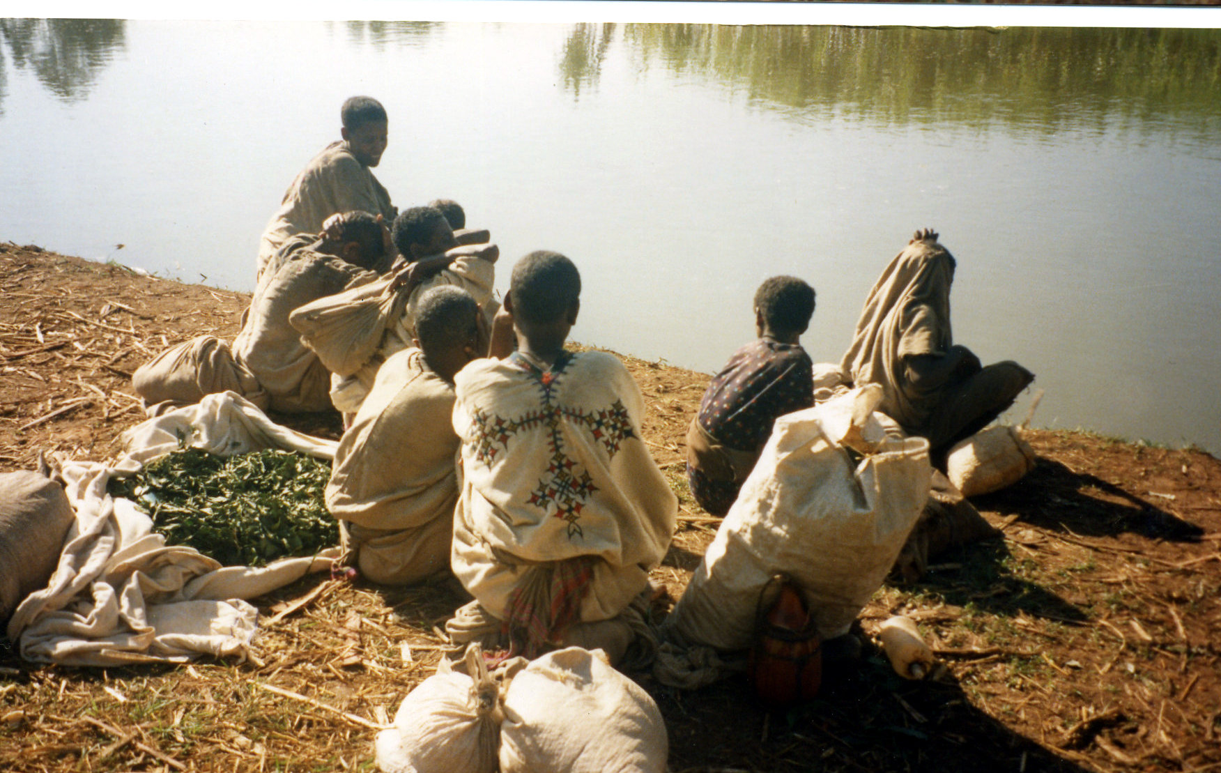 274-002 People waiting boat
