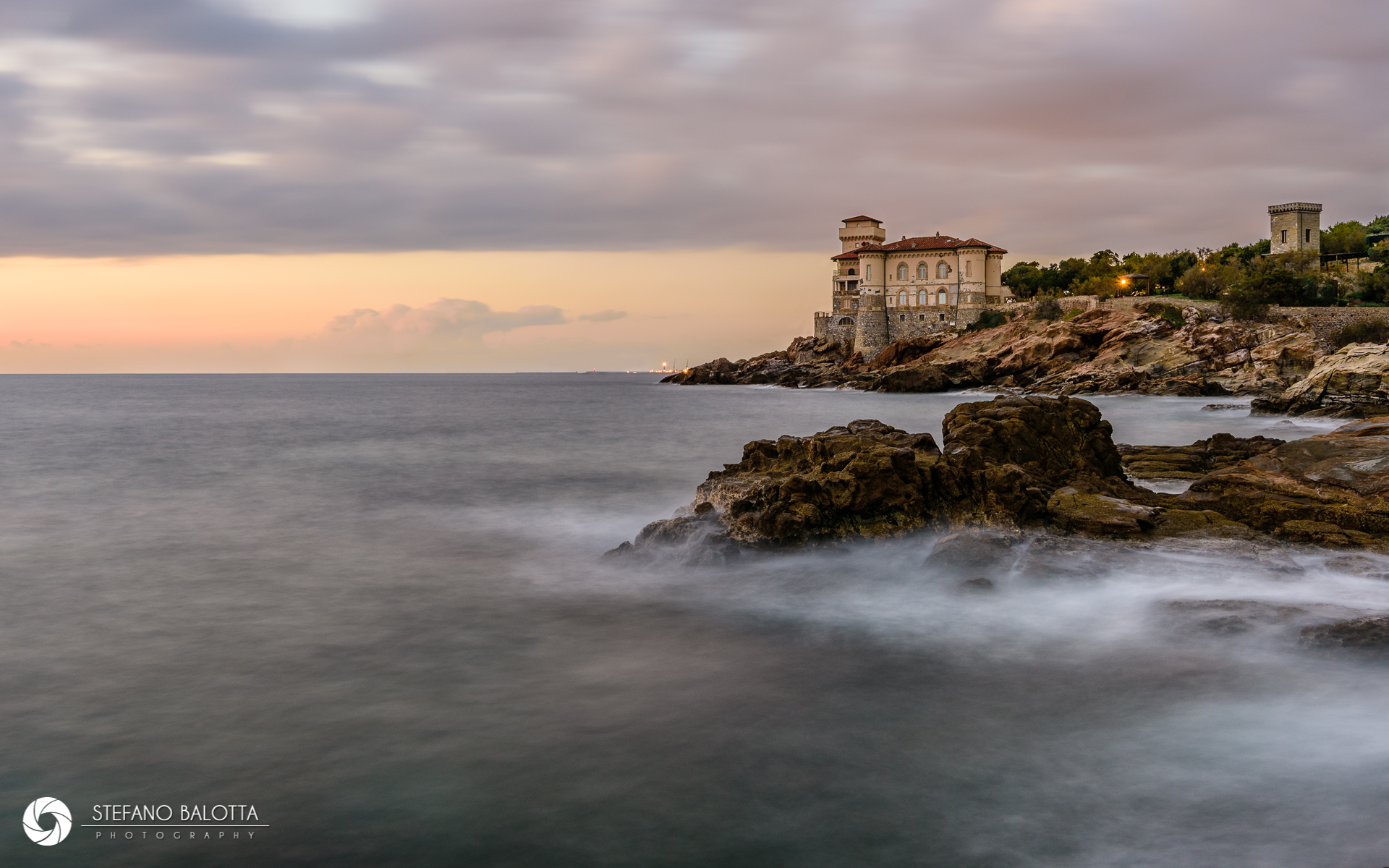 Last lights on Castel Mug