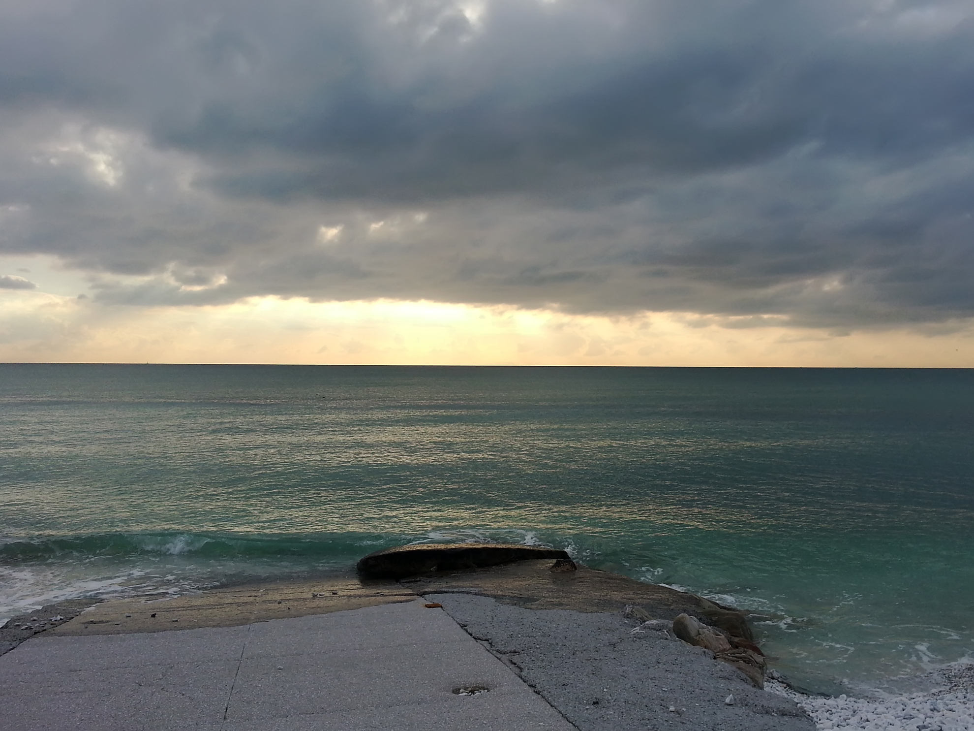 Il cielo d'orato in un mare pieno di colori e sfumature