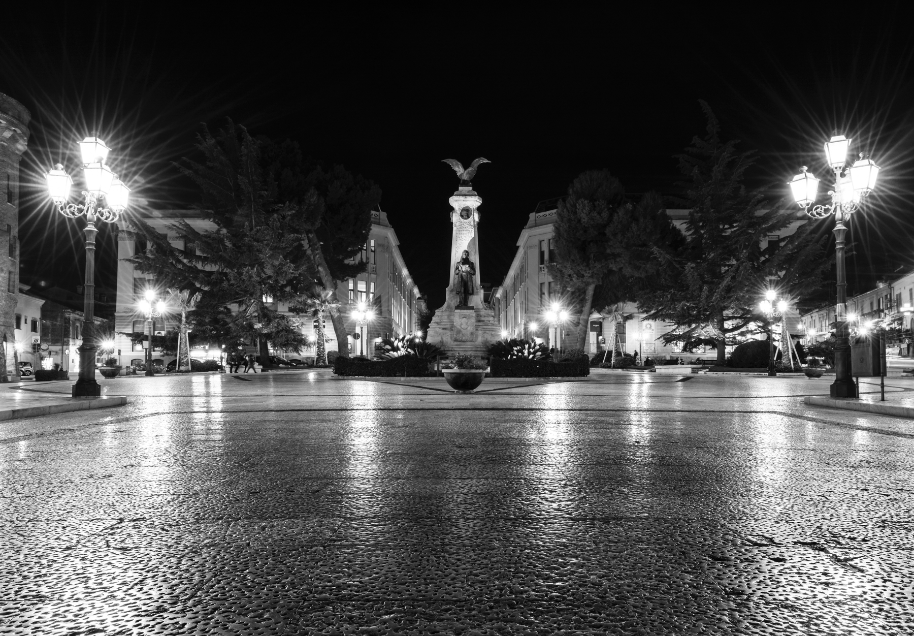 Notturna in piazza Rossetti