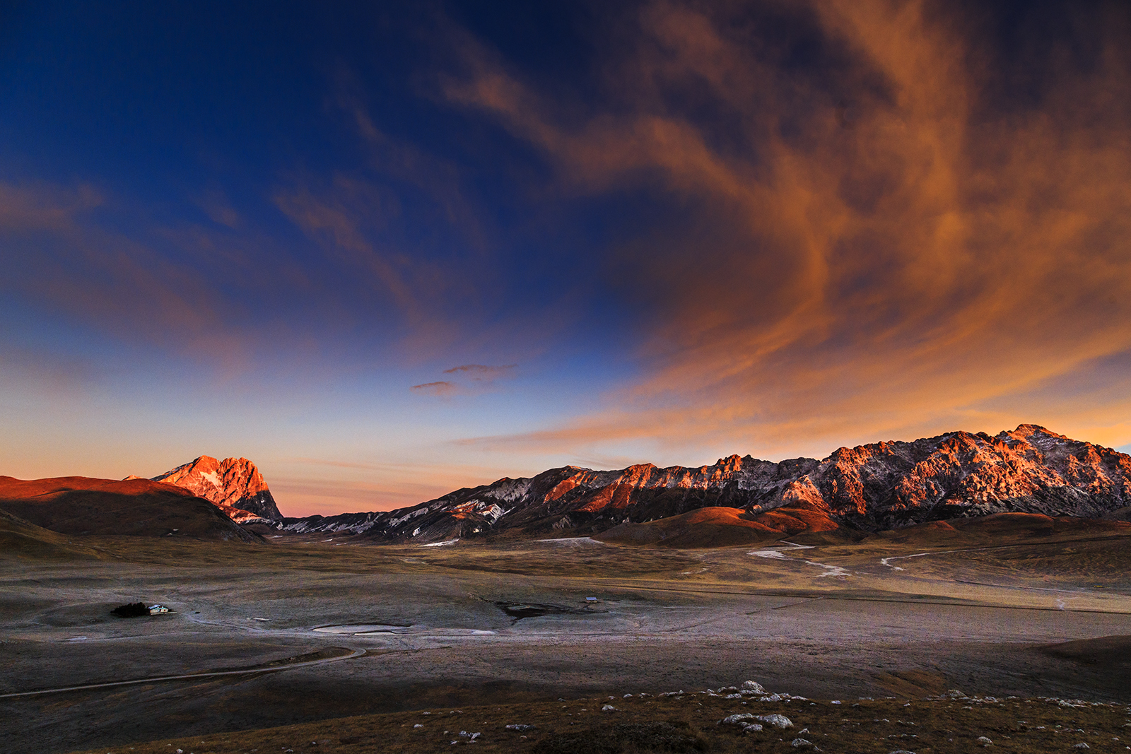 gran sasso e campo imperatore all'alba