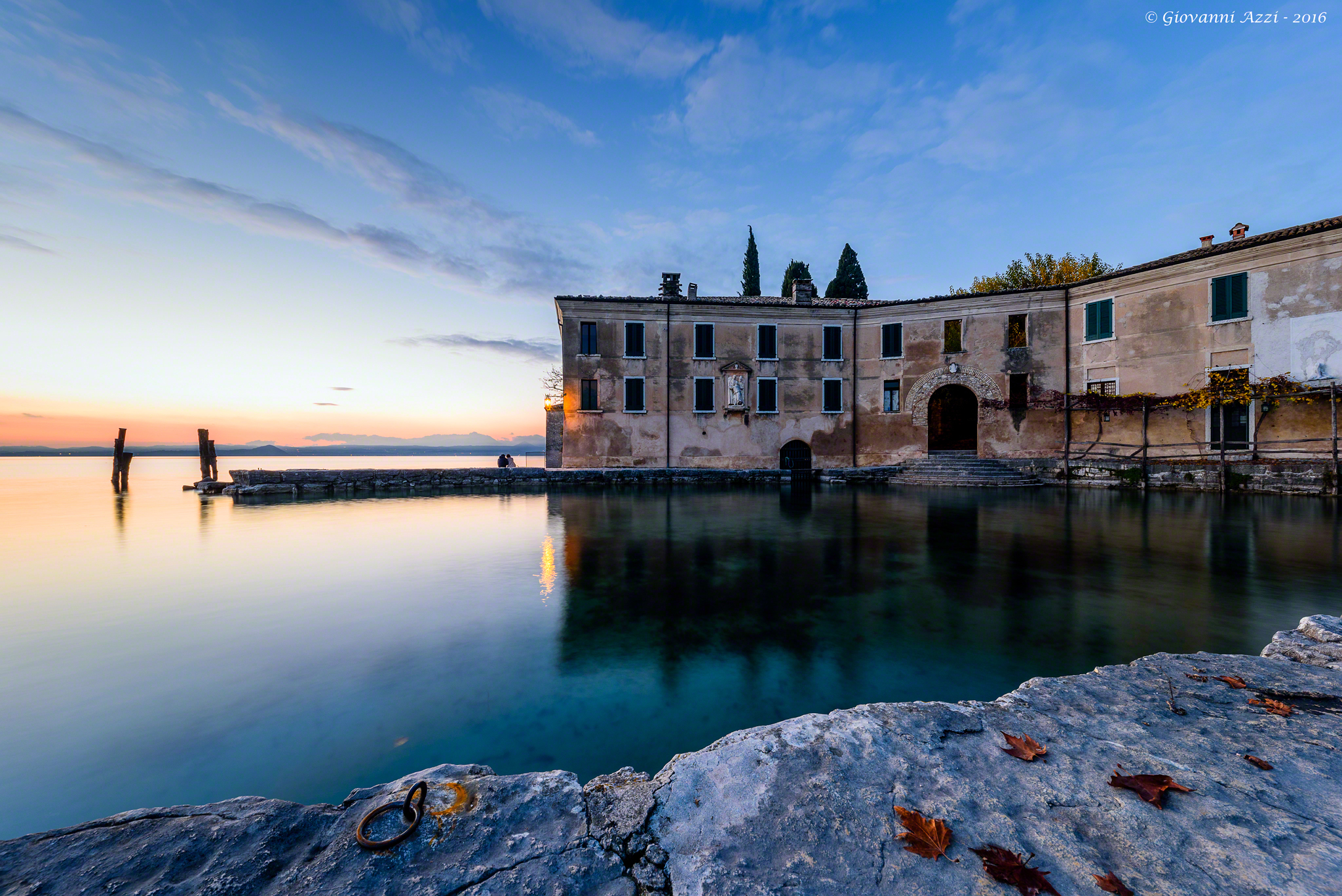 Assieme ammirando il tramonto autunnale