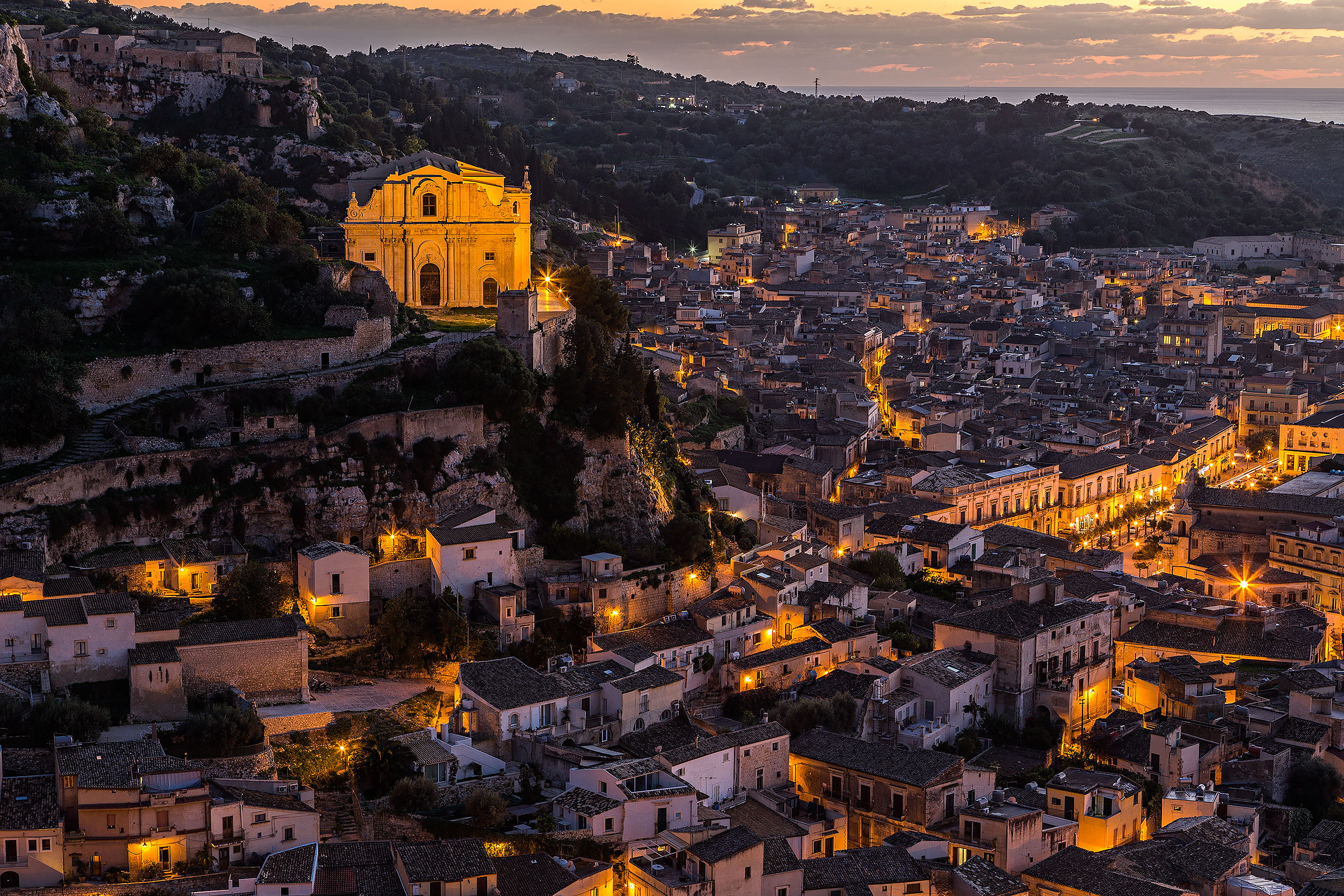 La città di Montalbano, Scicli, al tramonto.