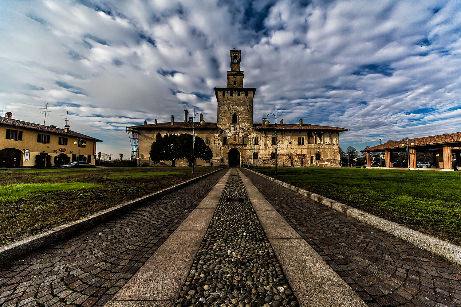 Castle of Cusago, is collapsing and no one does anything