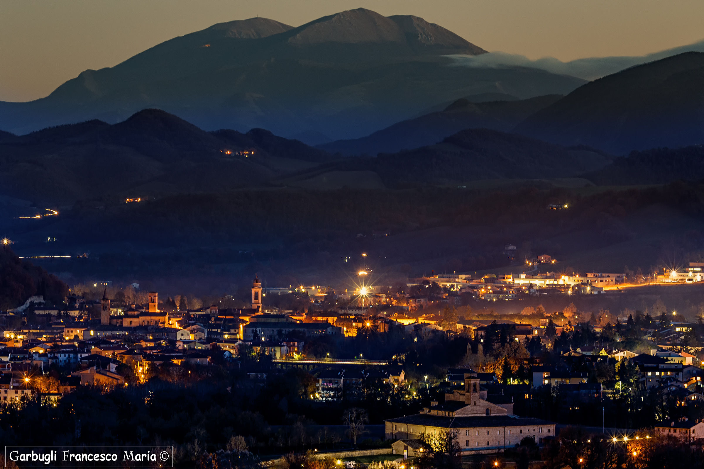 Panorama notturno dell'antica Casteldurante