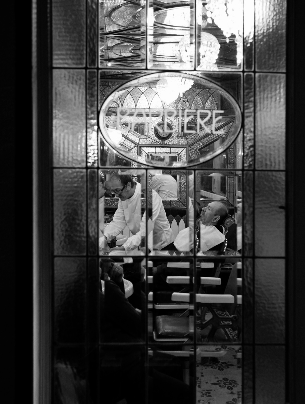 Storico barbiere nei vicoli di Genova