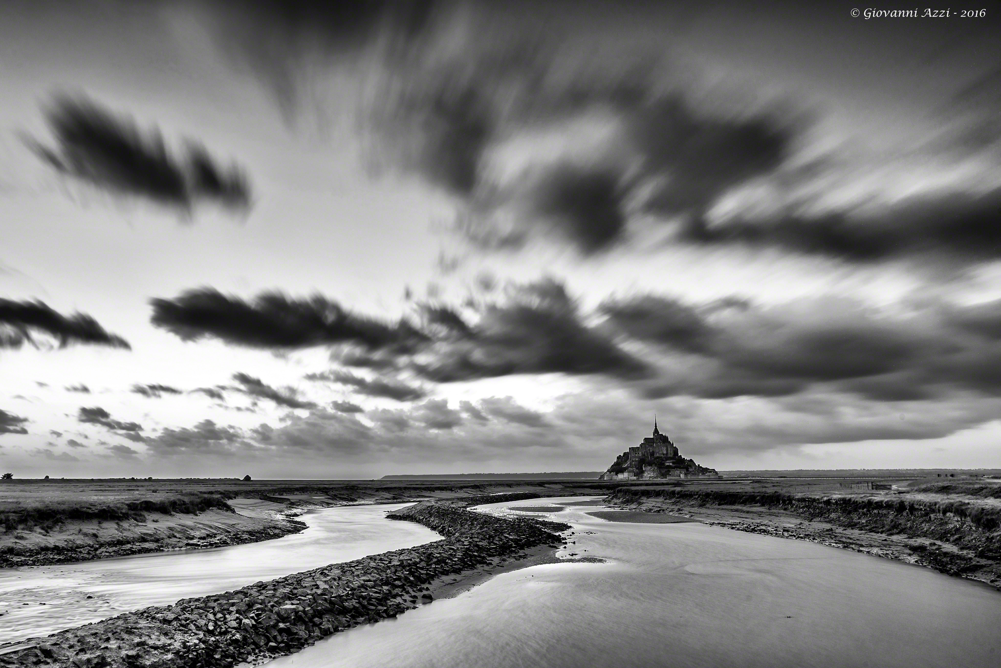 Sera nuvolosa a Mont Saint-Michel