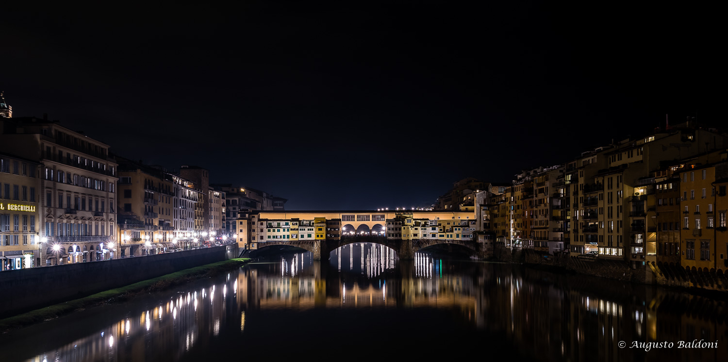 Firenze - Ponte Vecchio - notturno - luci sull'Arno
