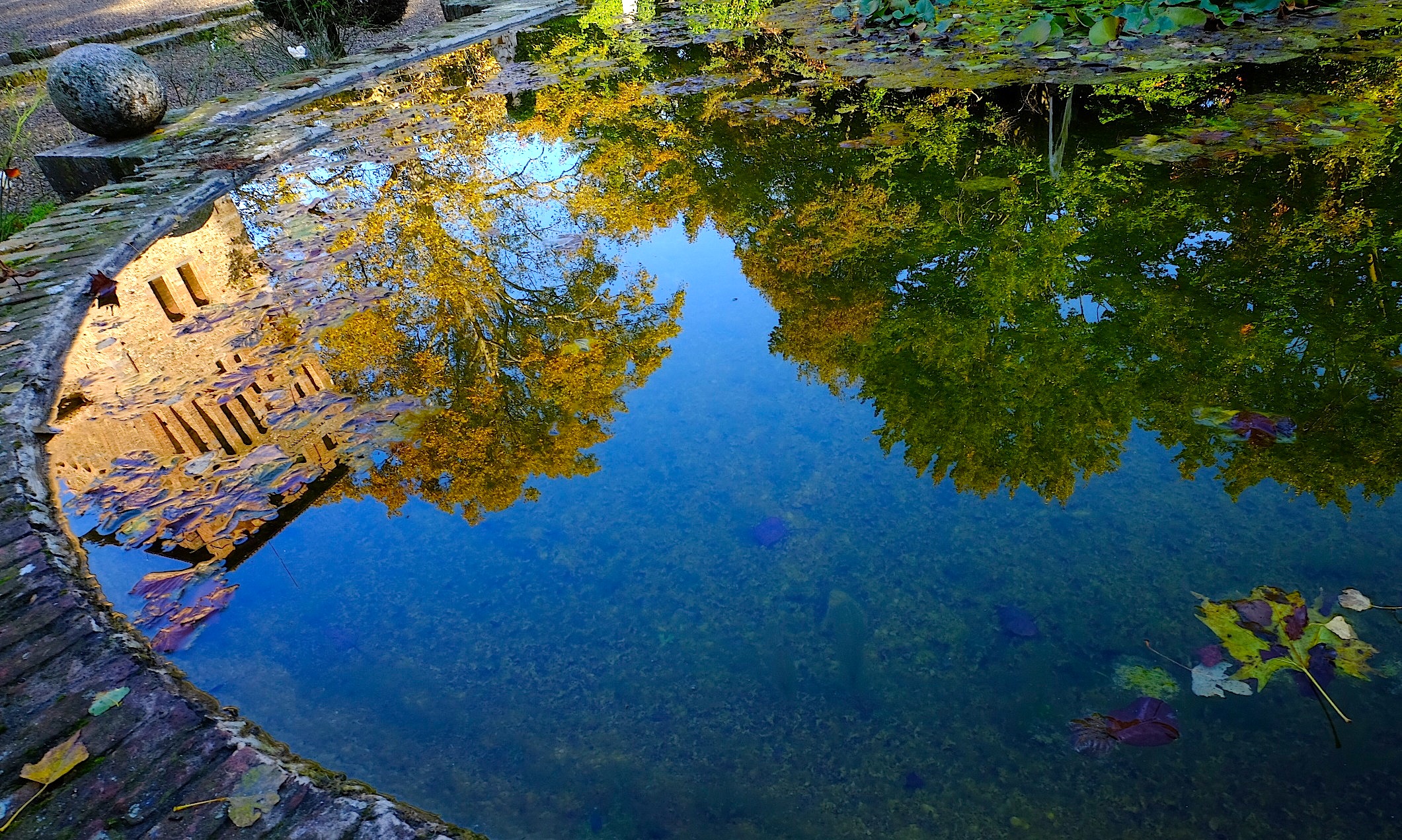 A view in the fountain in the Park