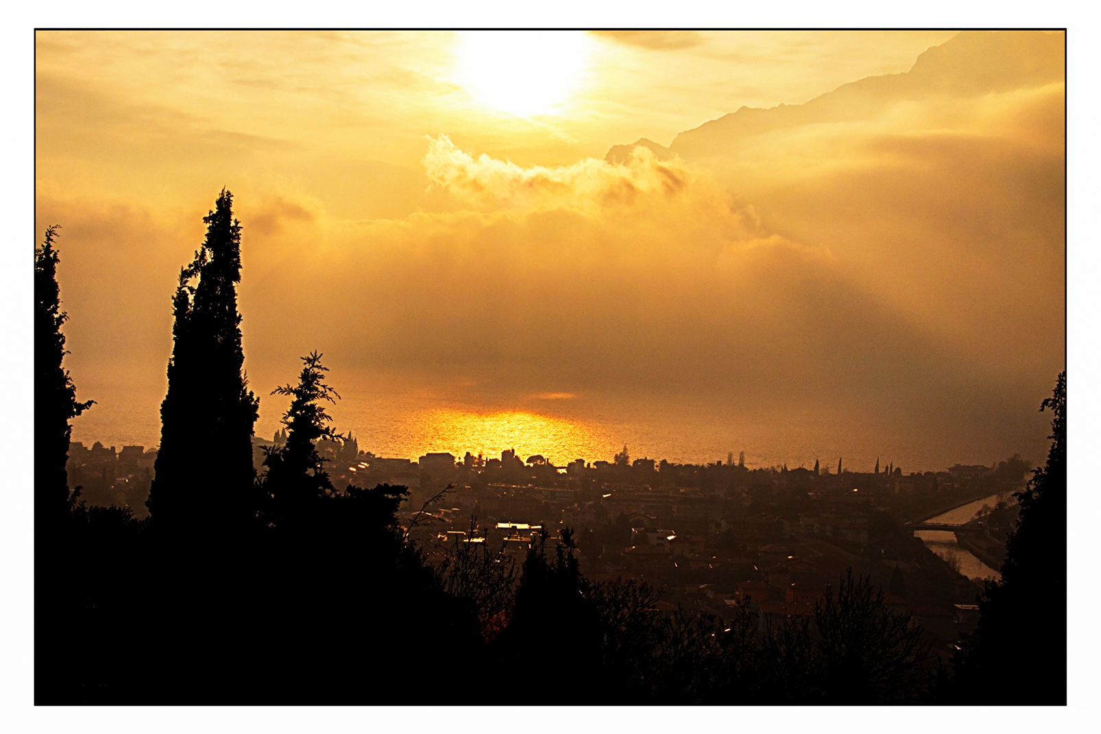 Tramonto sopra la nebbia