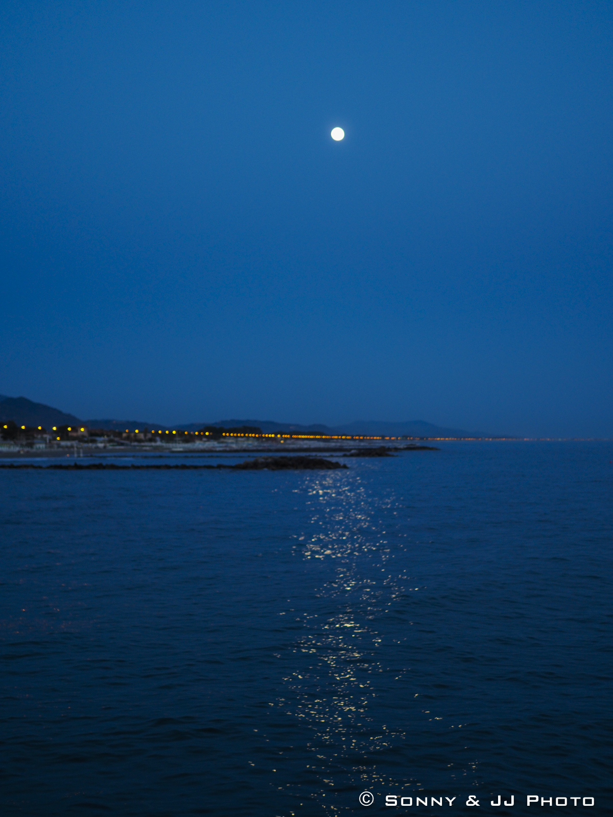 La luna sul mare