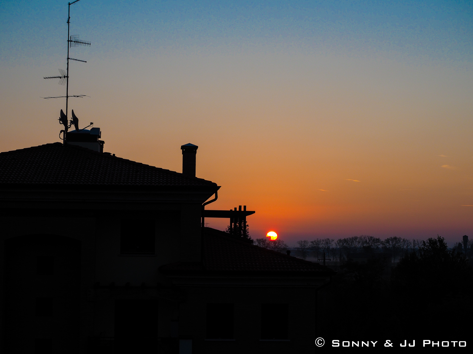 L'alba dalla finestra di casa