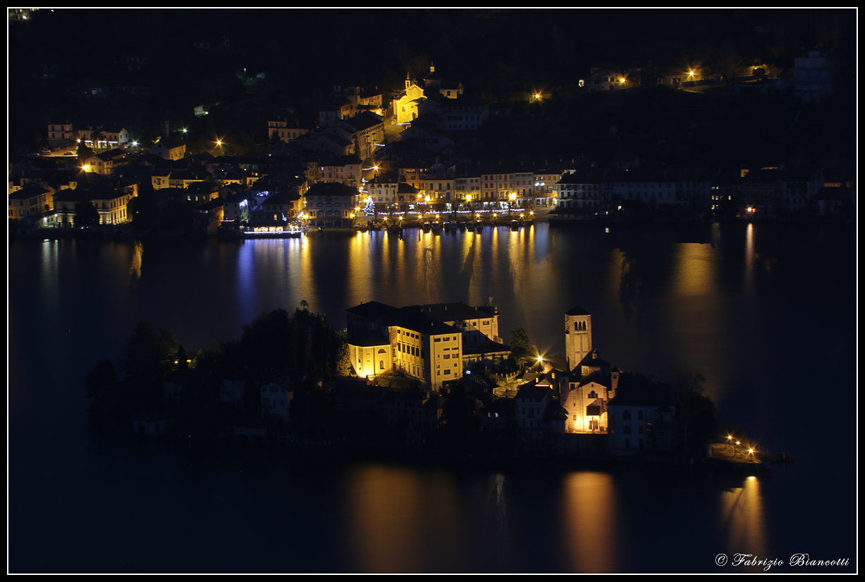 Orta e la sua isola si illuminano