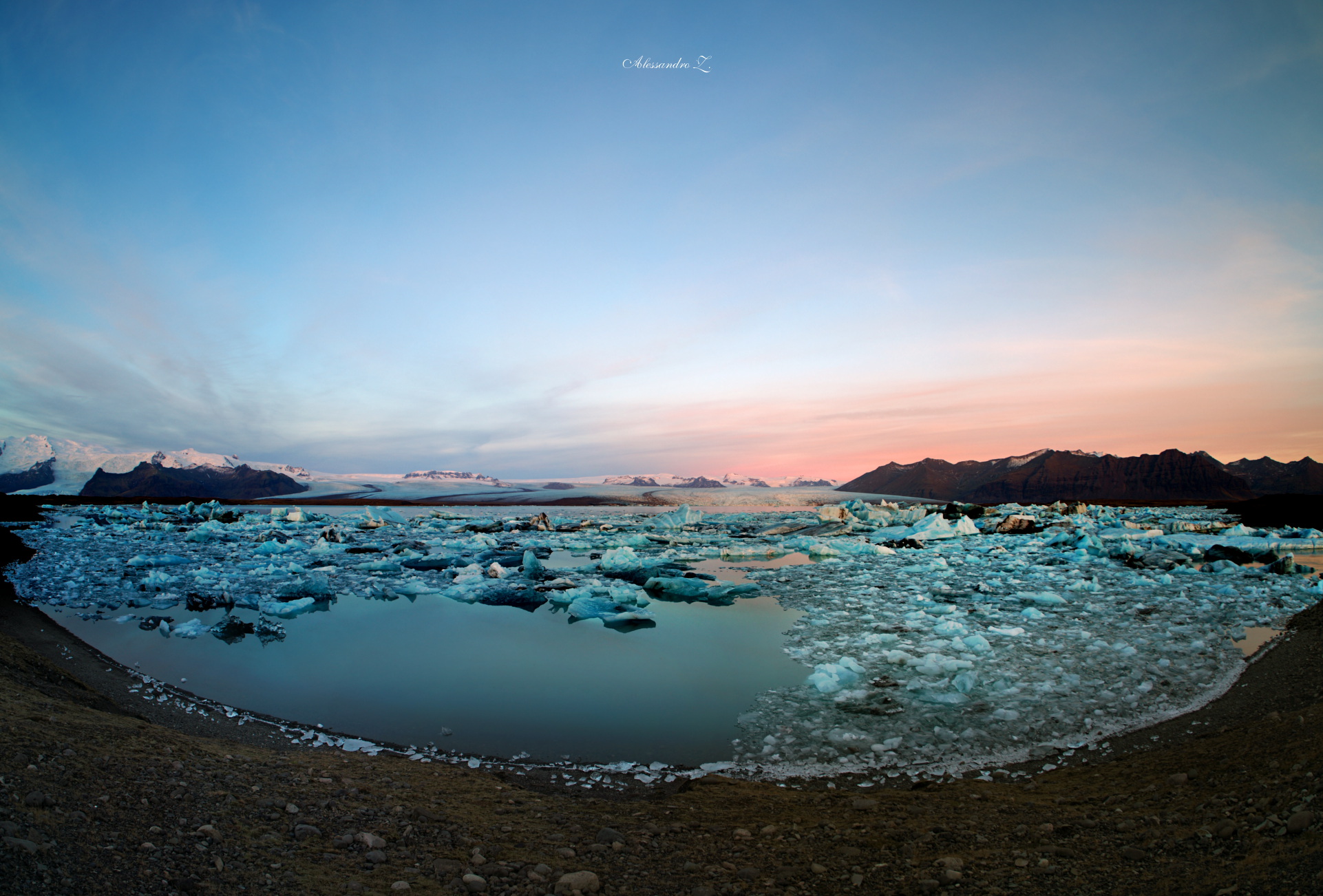 Jokulsarlon colorata dai primi, caldi, raggi del Sole
