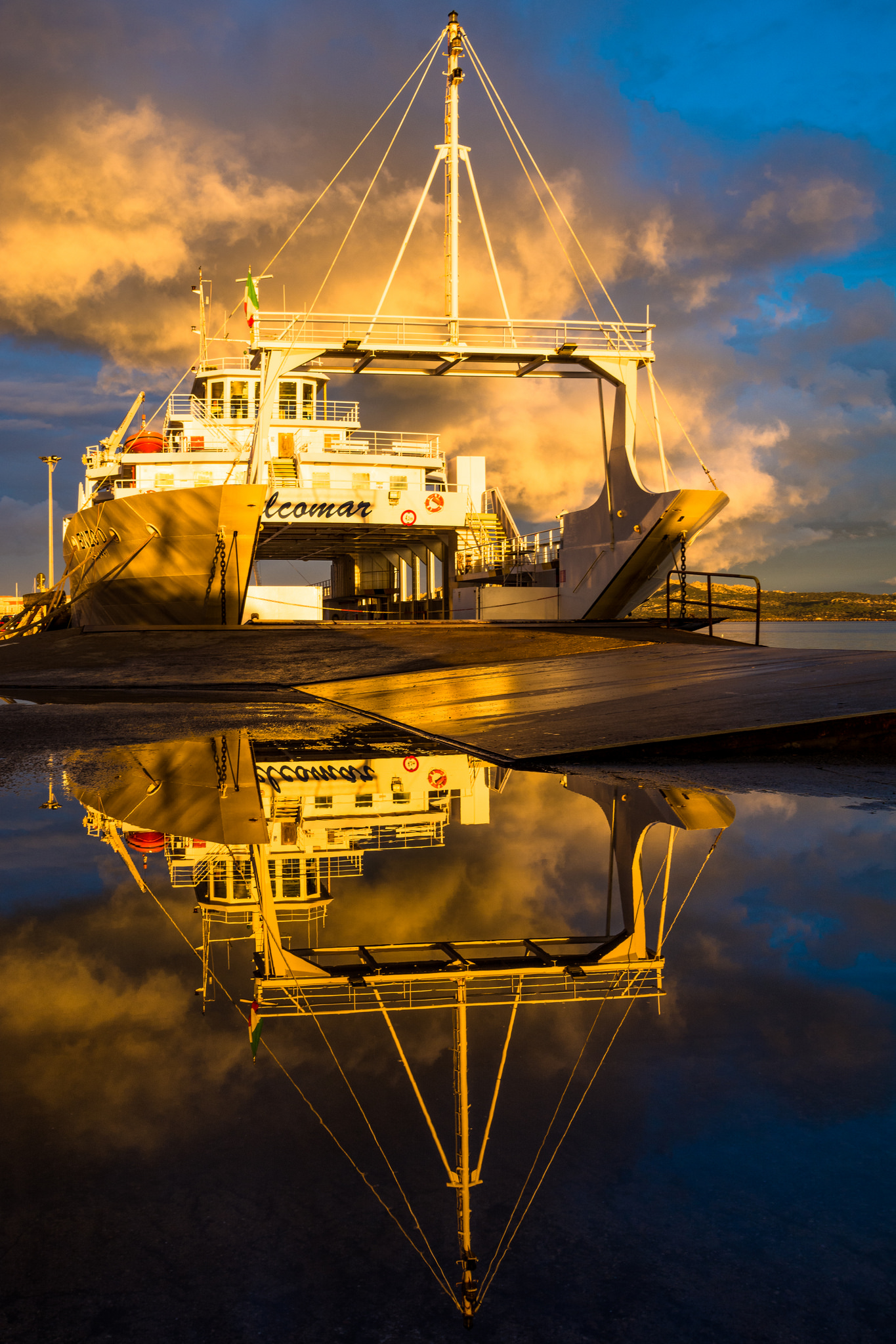 la terra era piena di riflessi piú profondi di quelli...