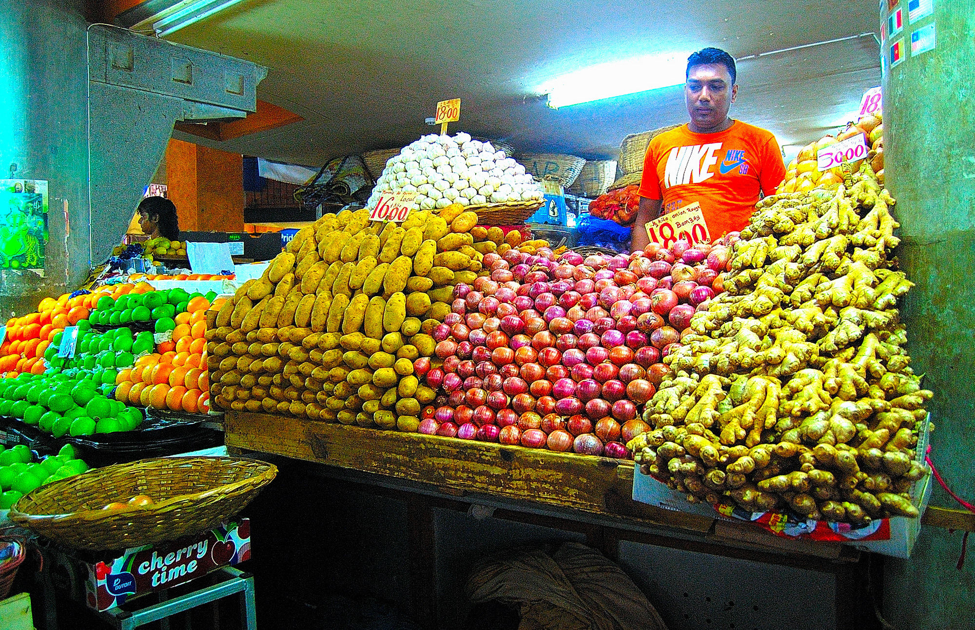 Mauritius: the market in Port-Louis, please, do not touch