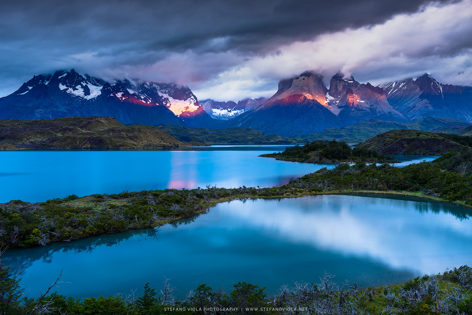 The first light of dawn Los Cuernos