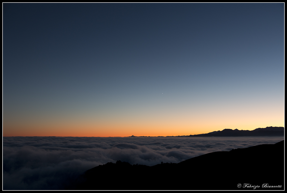 Ultime luci del giorno sopra le nuvole