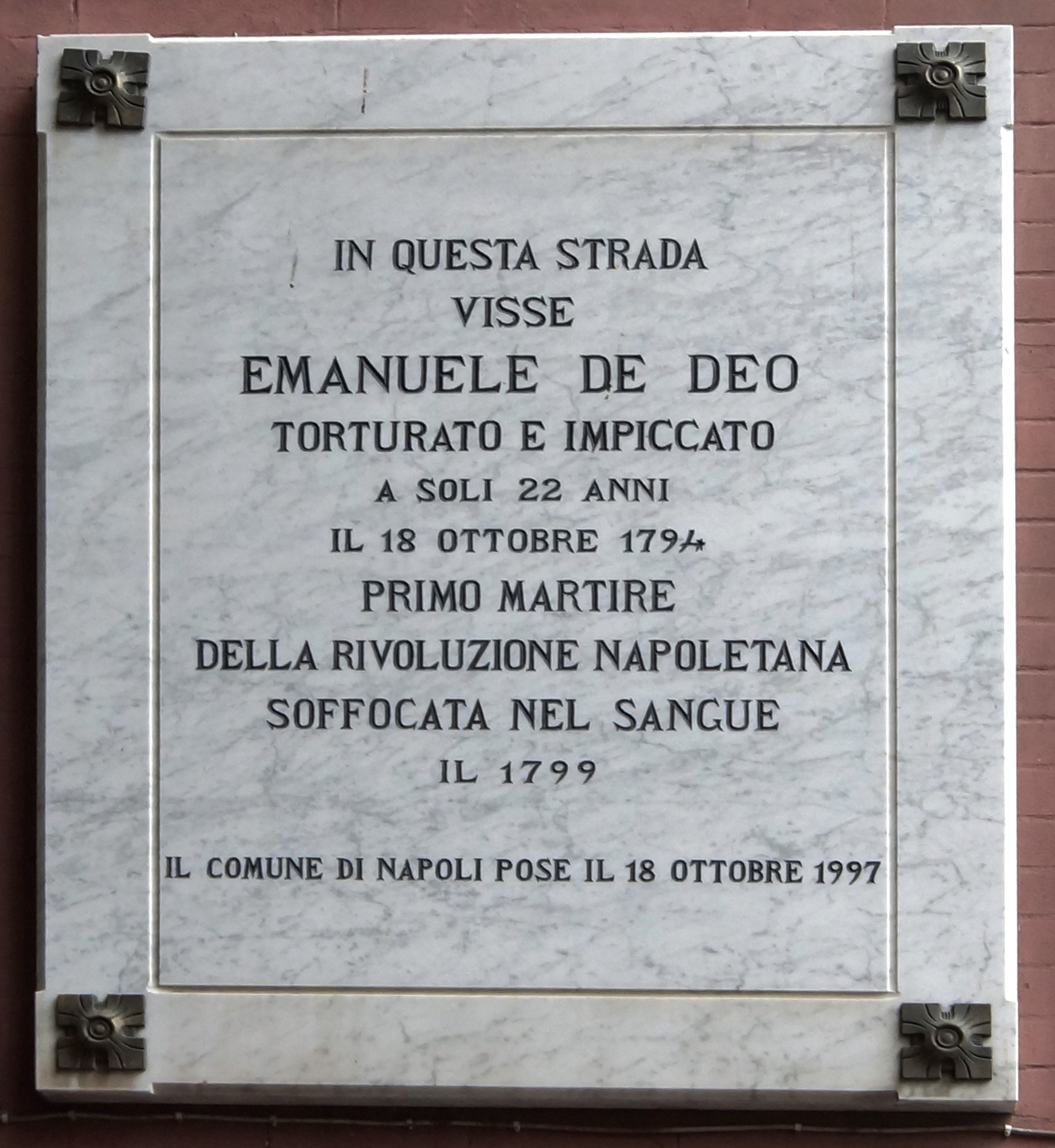 Lapide a Memoria di un eroe.