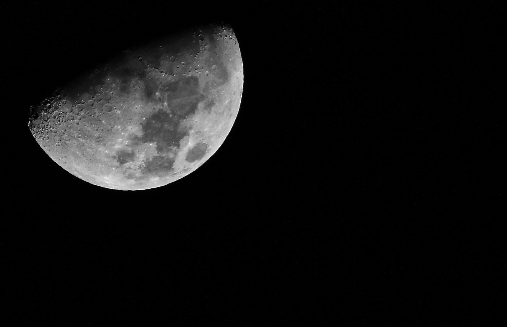 Waning Waning crescent moon.