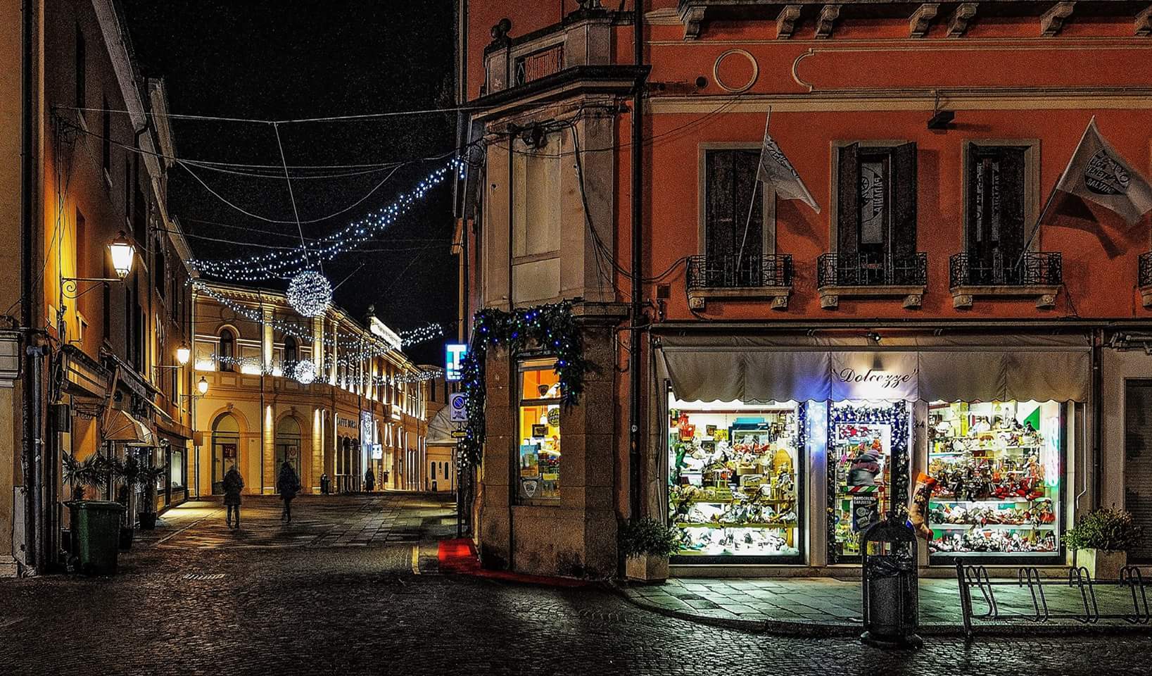 La città ancora abbellita a festa