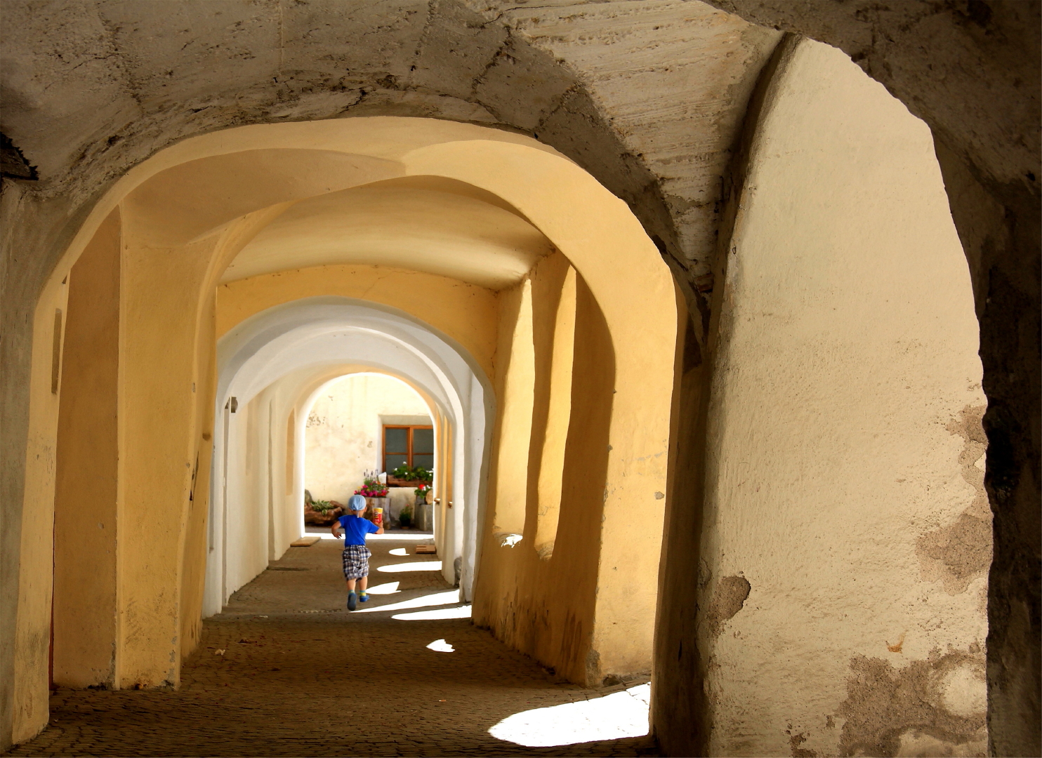 Sotto i portici di Glorenza (bz)