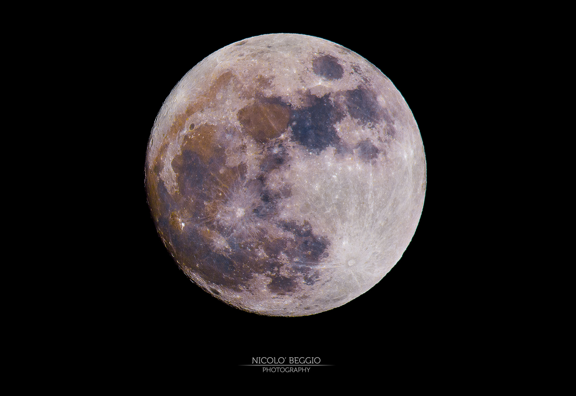 The true colors of the Moon