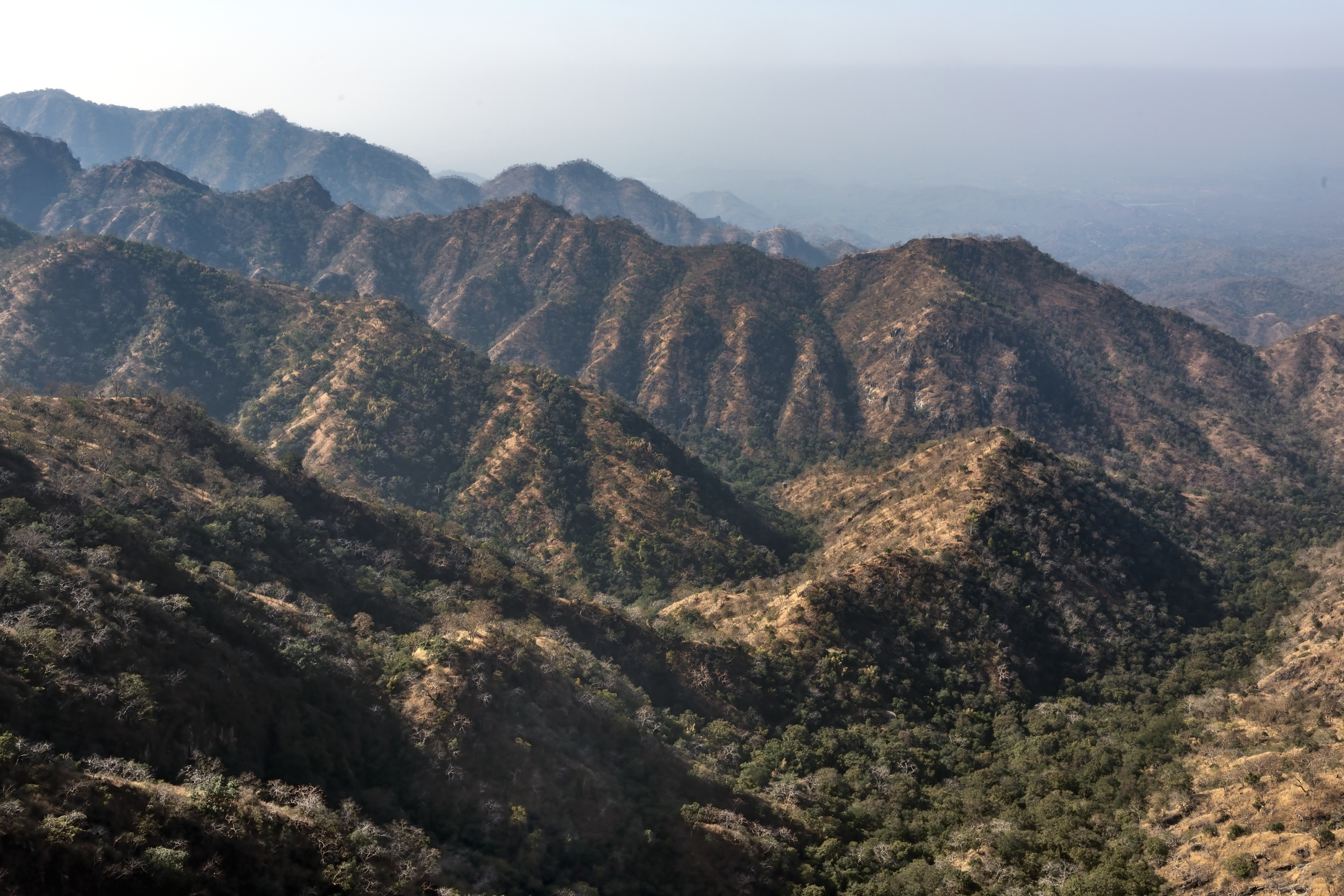Rajasthan 2017-i monti dietro la fortezza di Kumbalgarh