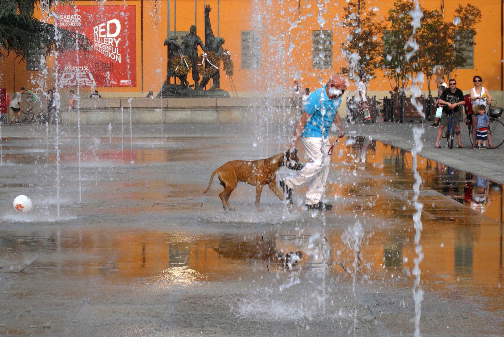 Un bagno fuori programma .... per il padrone !