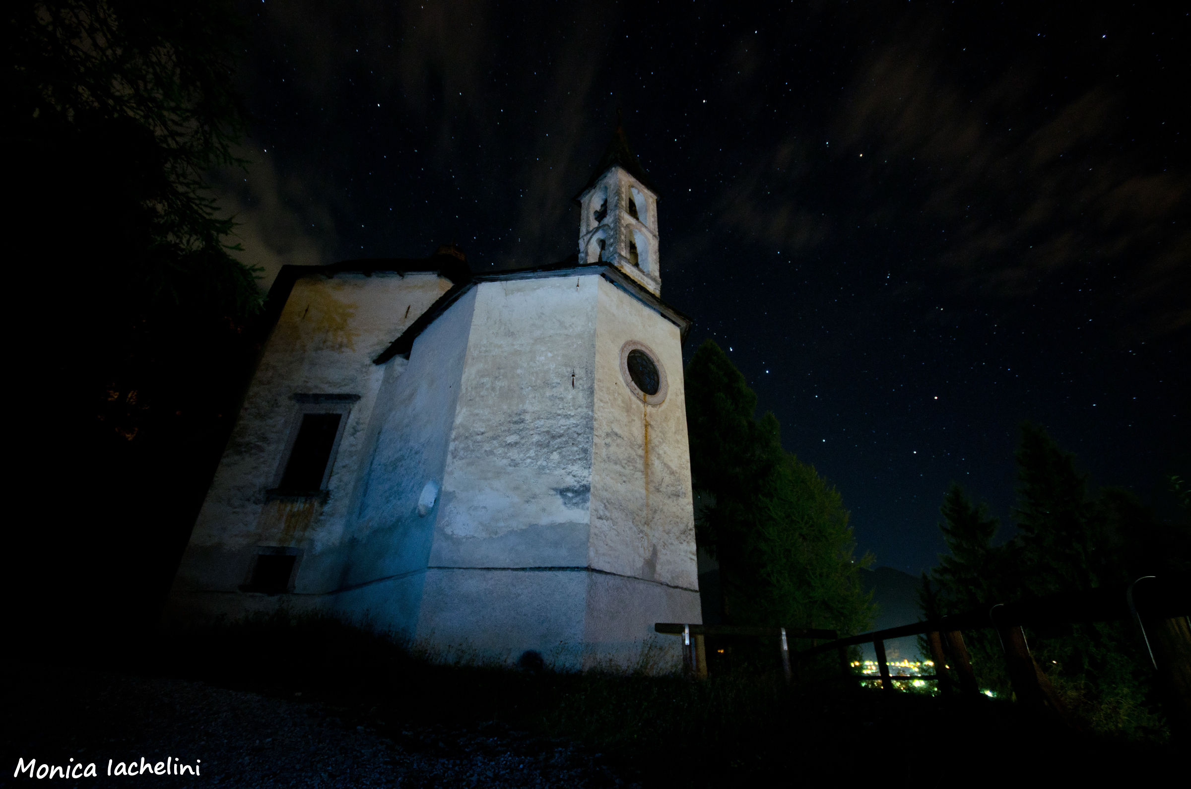 Chiesa abbandonata in notturna
