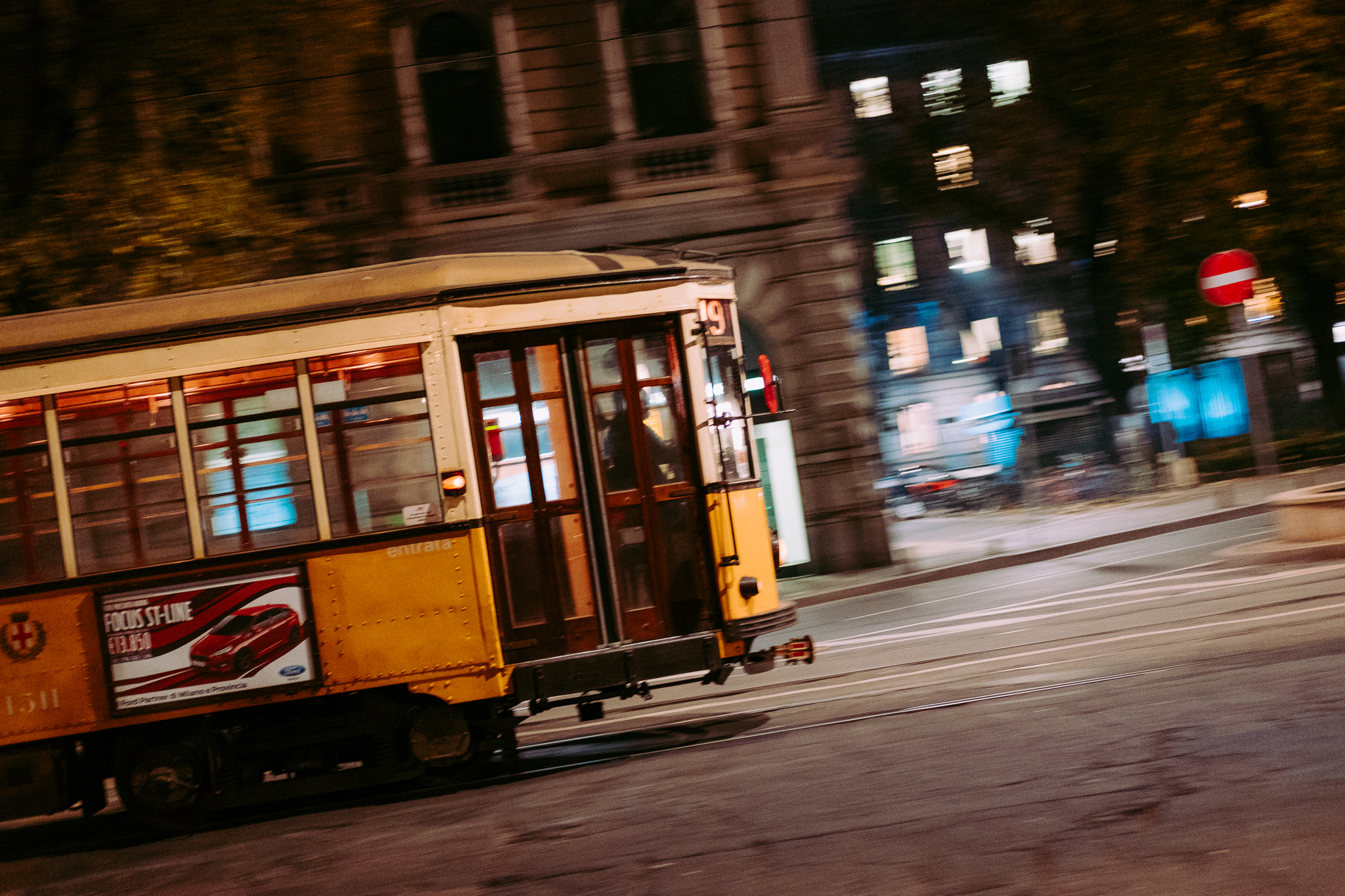 Piazza Cairoli, tram in panning  --- 16 Nov '16
