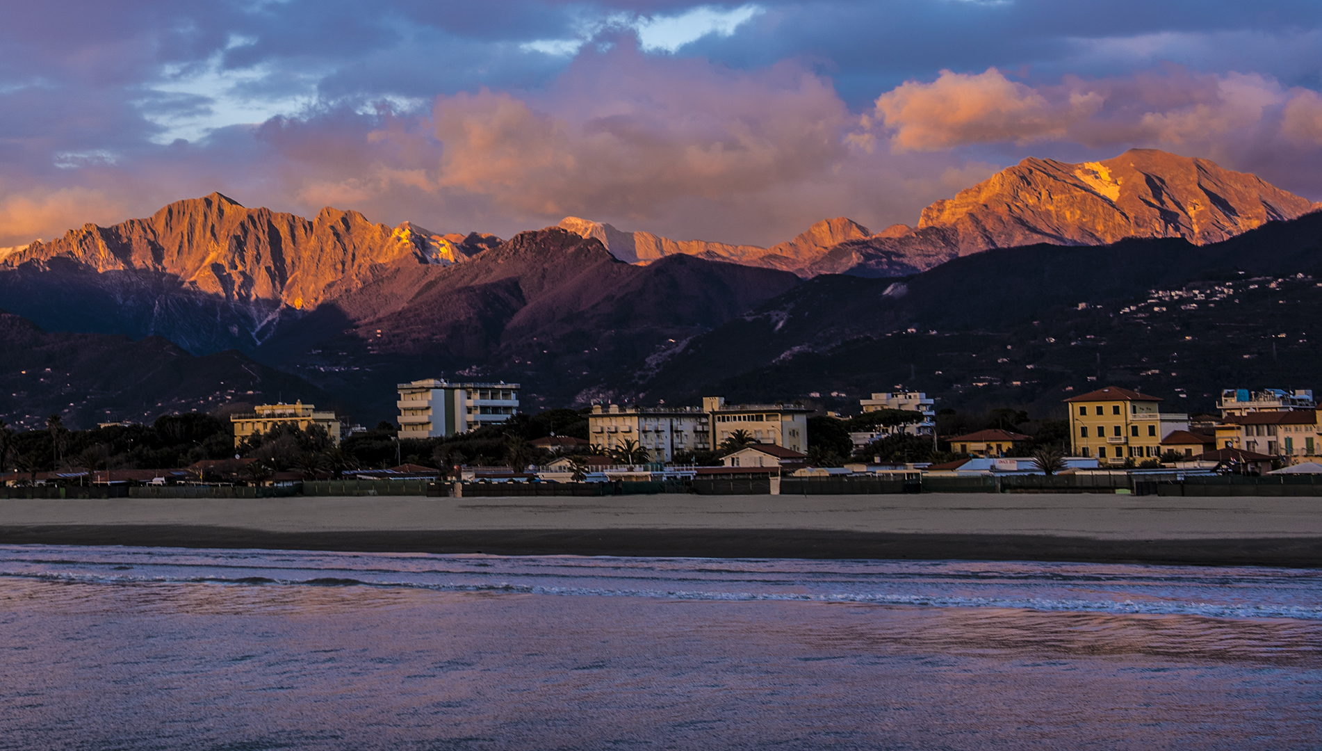 From the sea to the Apuan