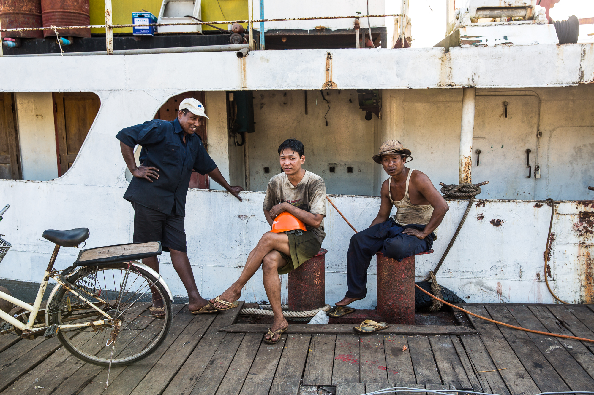 Marinai sulla banchina a Yangon