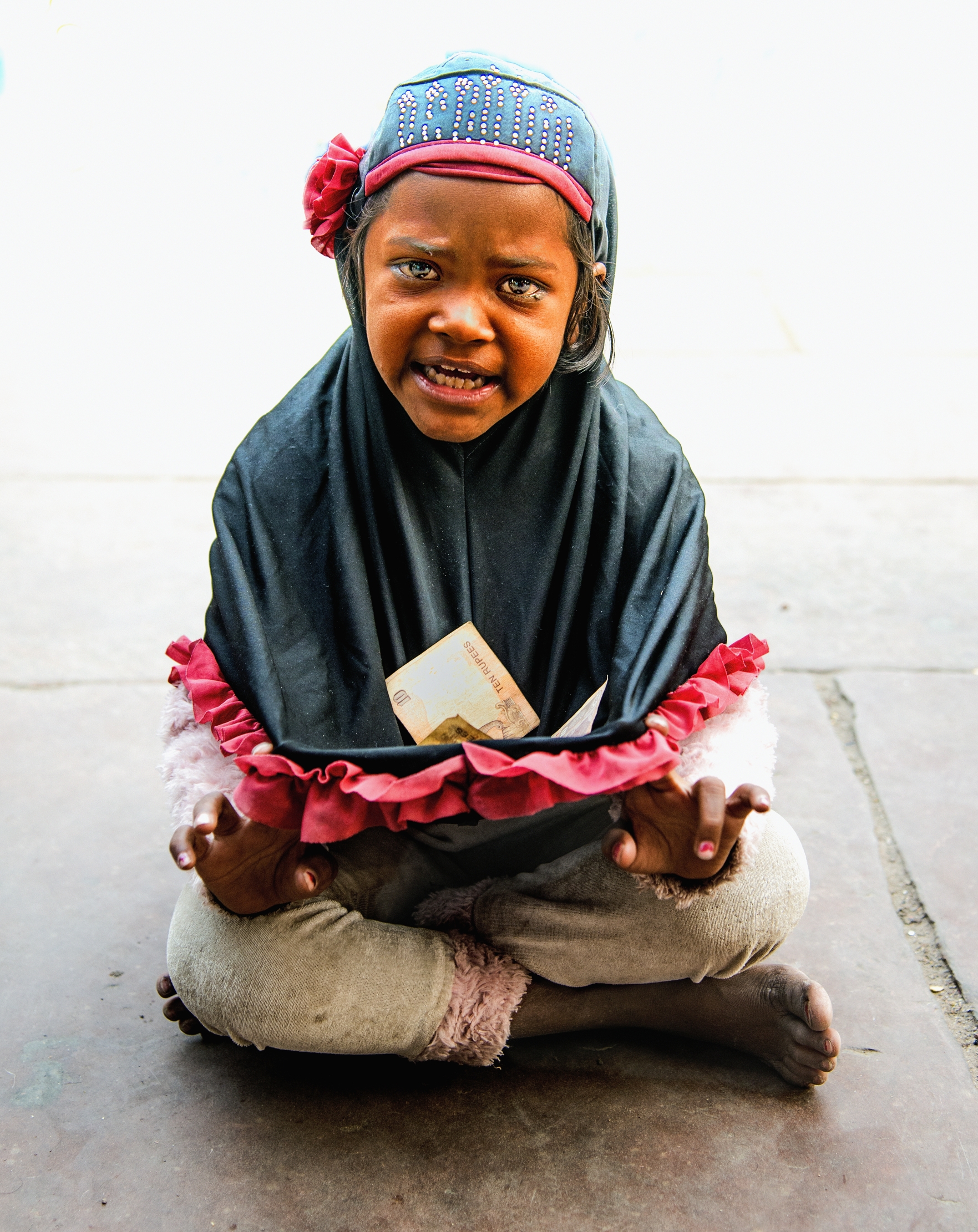 New Delhy - Piccola mendicante alla moschea