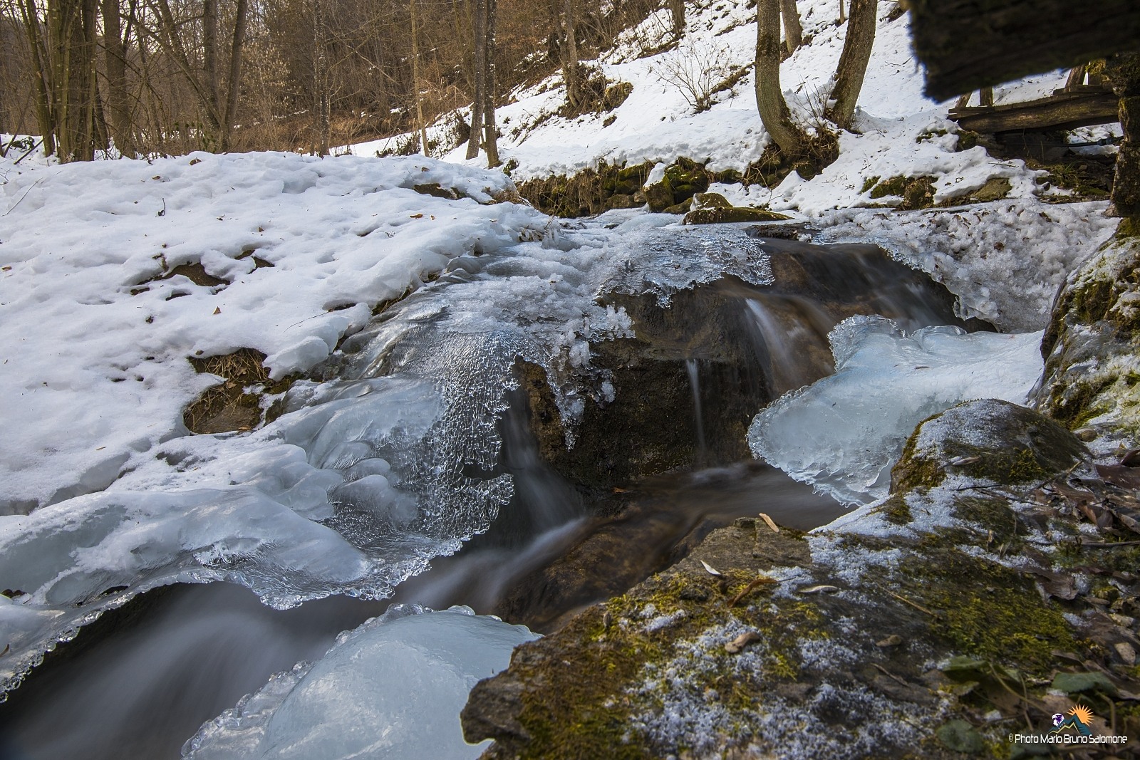 Mago gelo scolpisce.