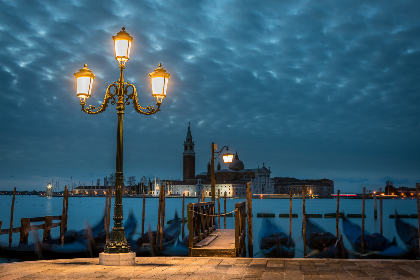 Gondole in movimento e San Giorgio