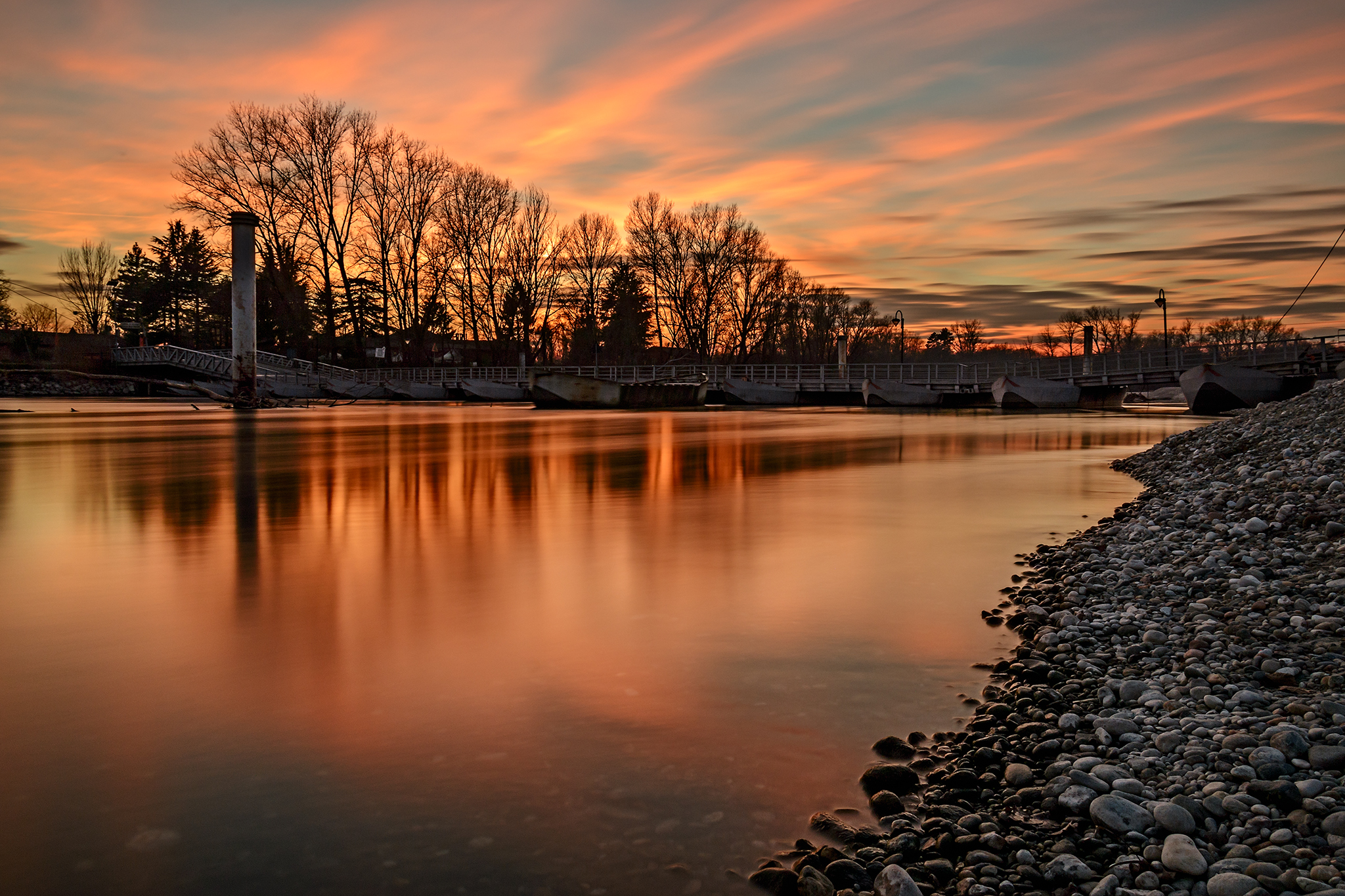Tramonto al ponte di barche