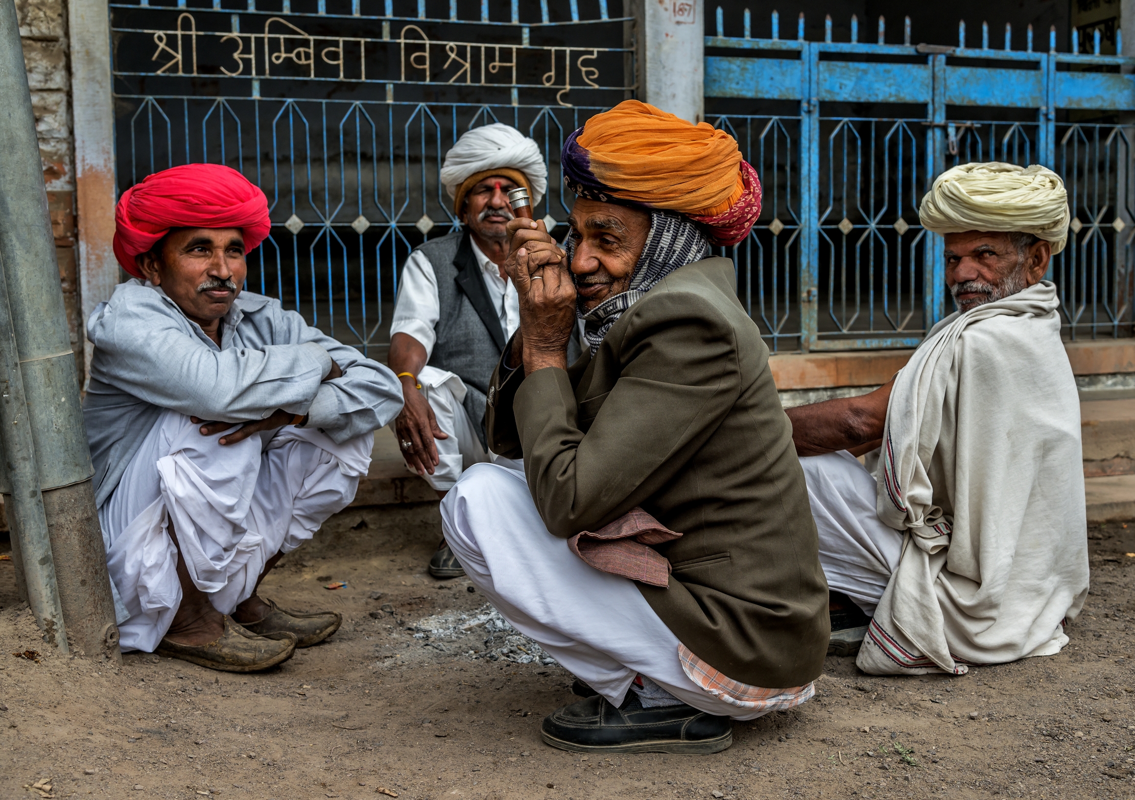 Rajasthan 2017 - Riscaldarsi e fumare