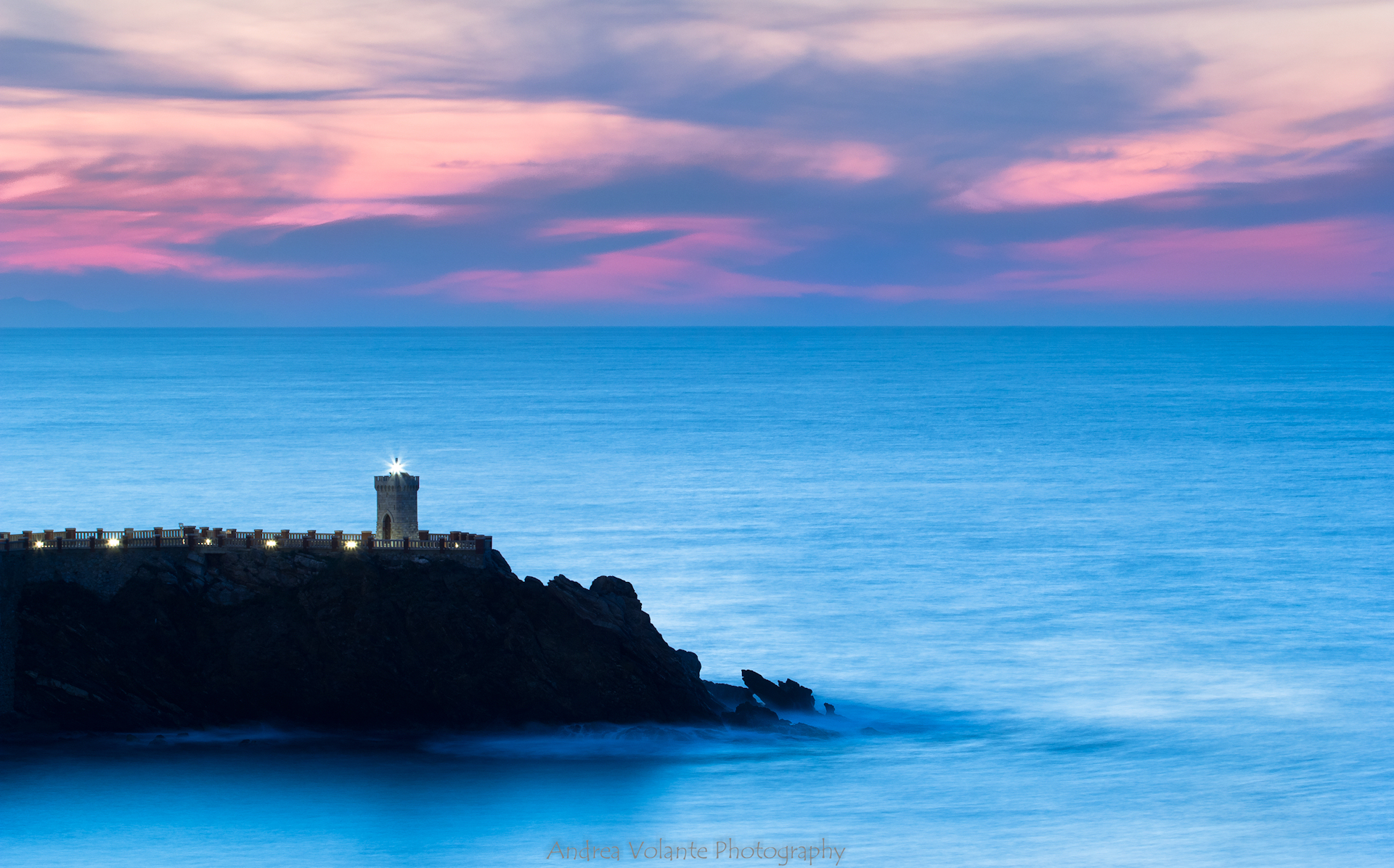 Il faro ..privilegiato guardiano tra i suoni del mare.