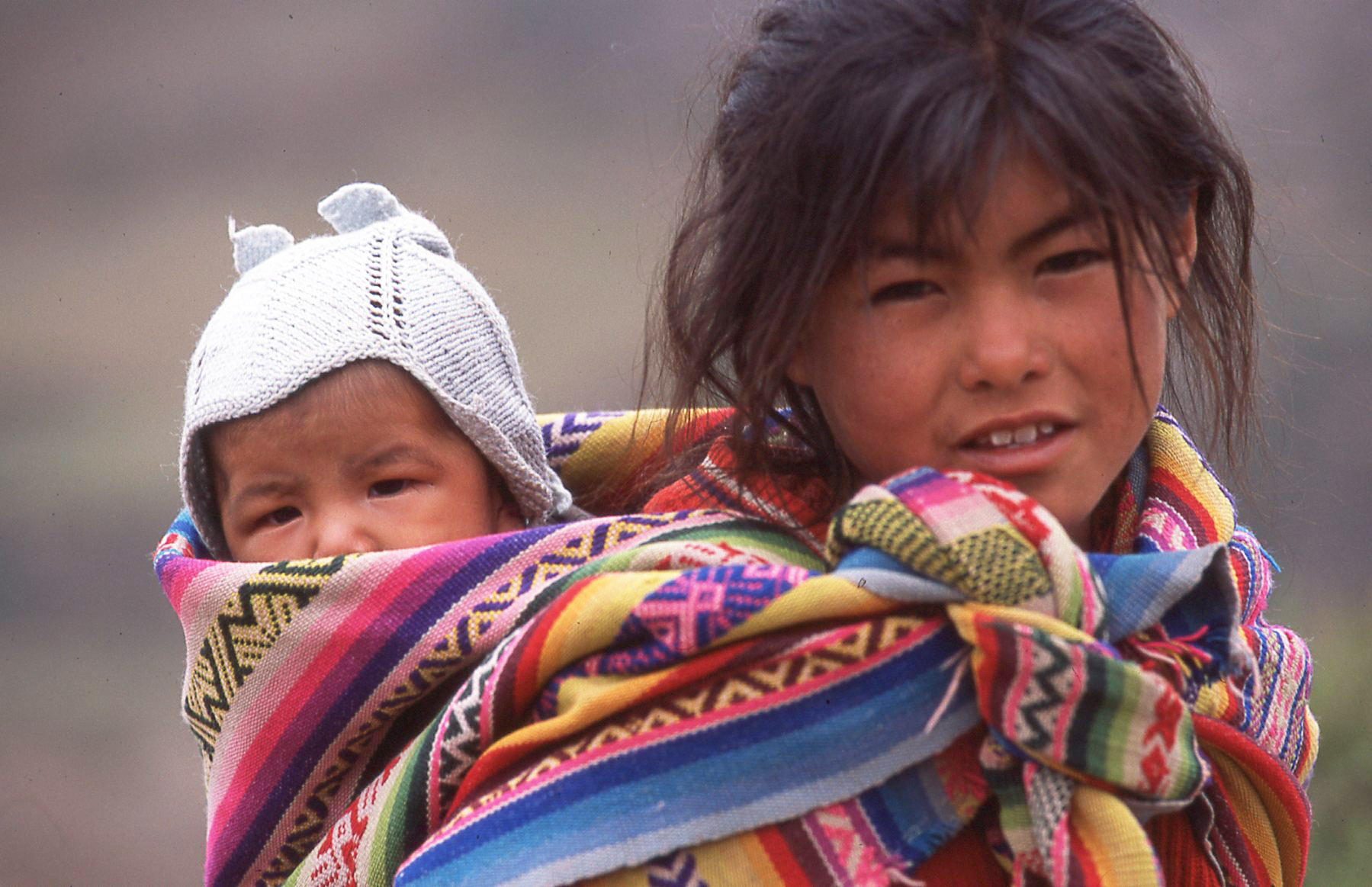 Ragazza peruviana con piccolino