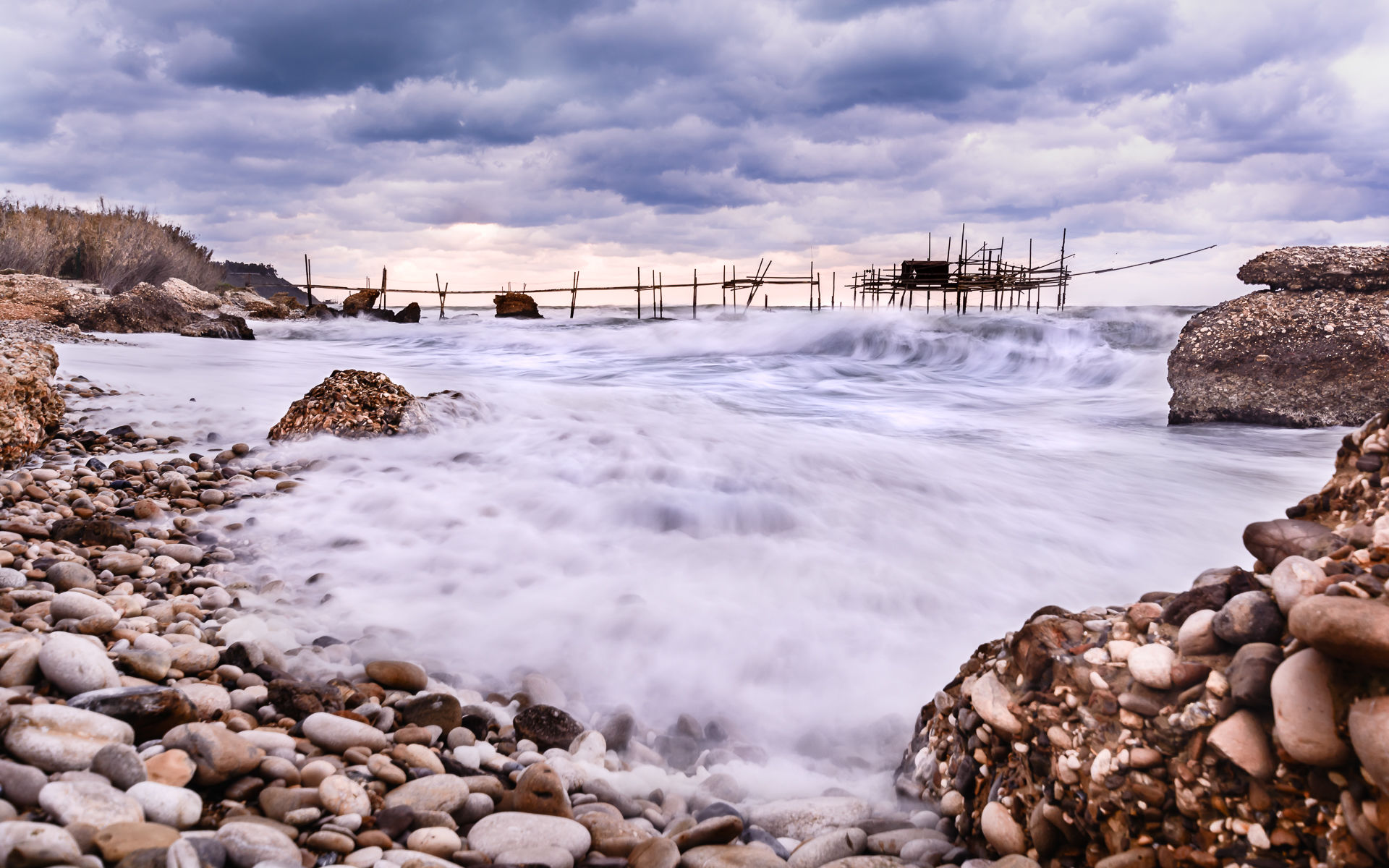 Tra gli scogli e le onde